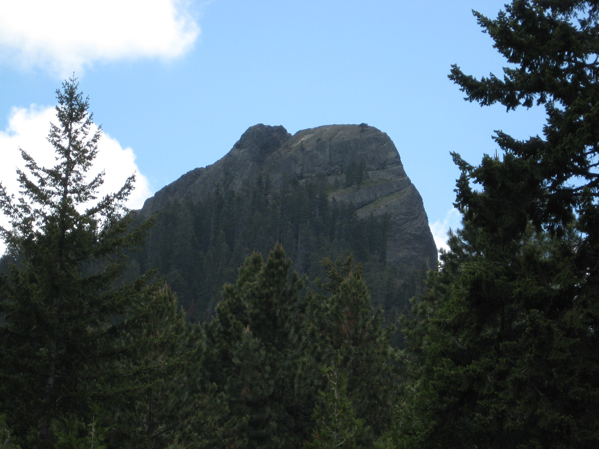 Pilot Rock, culot volcanique d'andésite à prismes columnaires, près du Siskiyou Summit en Oregon