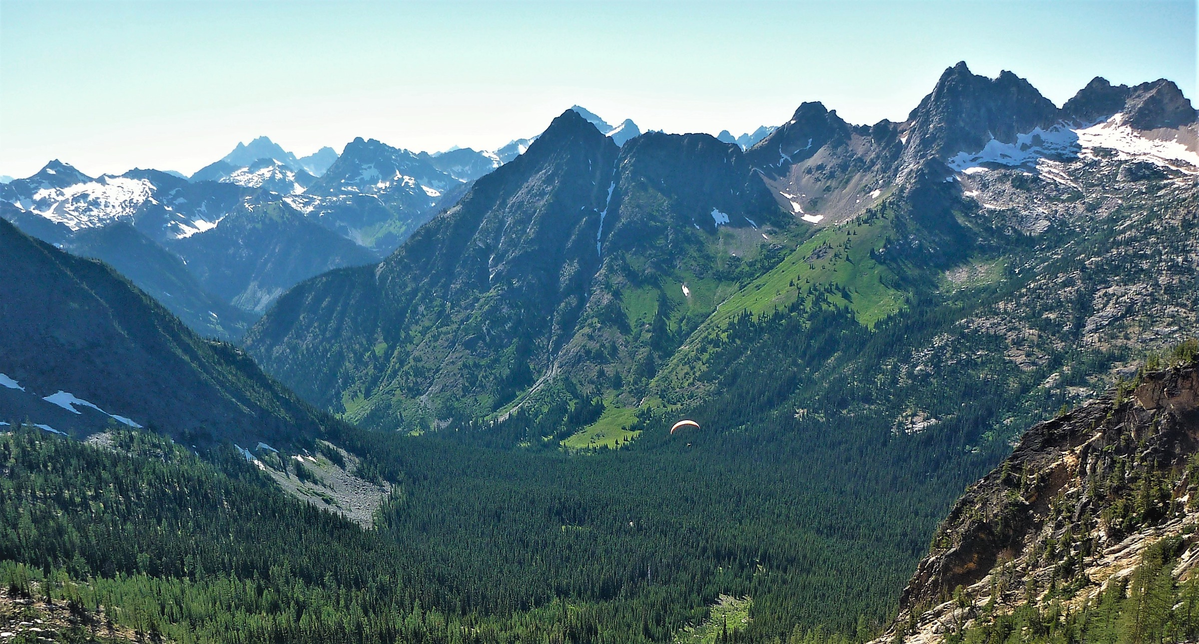 Bassin de Blue Lake avec Whistler Mountain et Cutthroat Peak, North Cascades