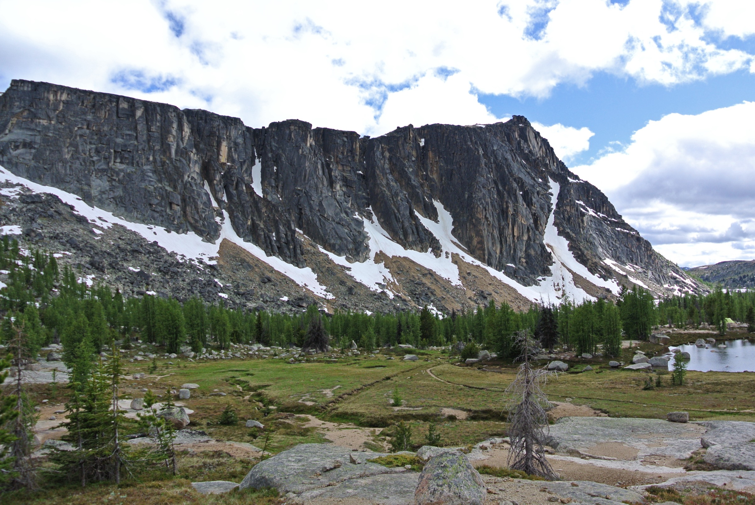 Amphitheater Mountain vu depuis Cathedral Pass dans la Pasayten Wilderness, Washington