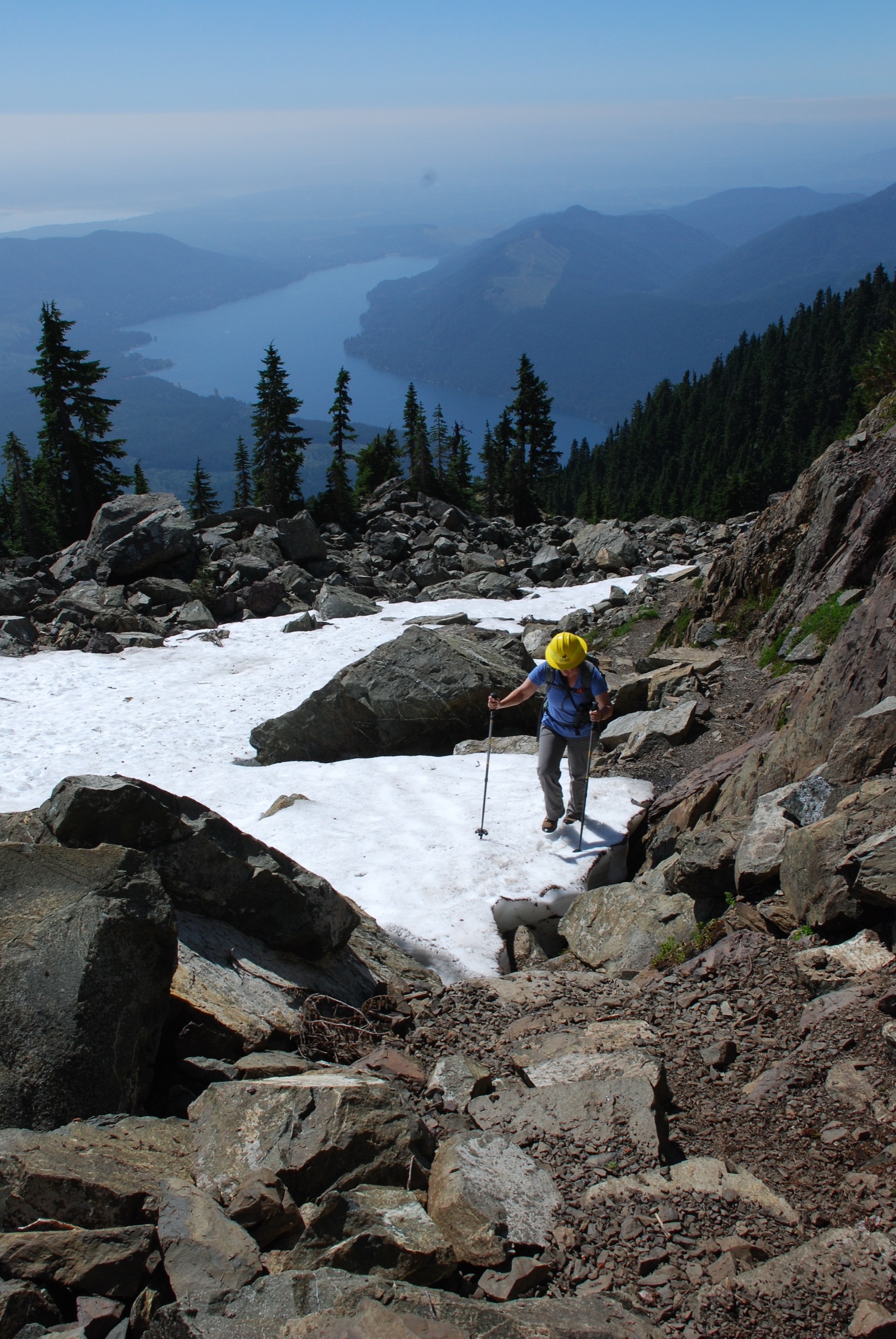Randonneuse gravissant la crête sommitale du Mount Ellinor avec précipice alpin en contrebas