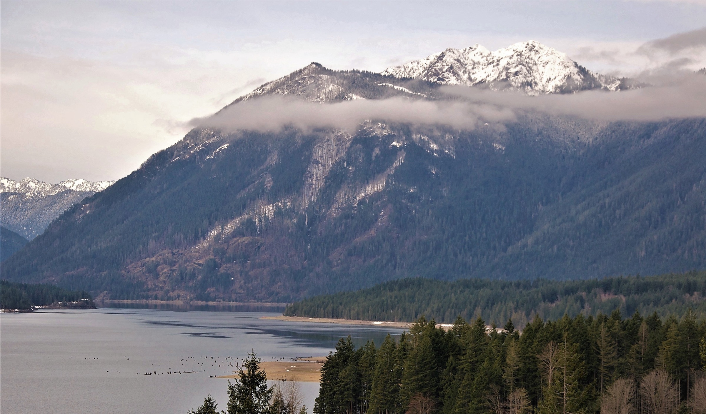 Mount Rose au-dessus de Lake Cushman avec Copper Mountain à l'arrière-plan
