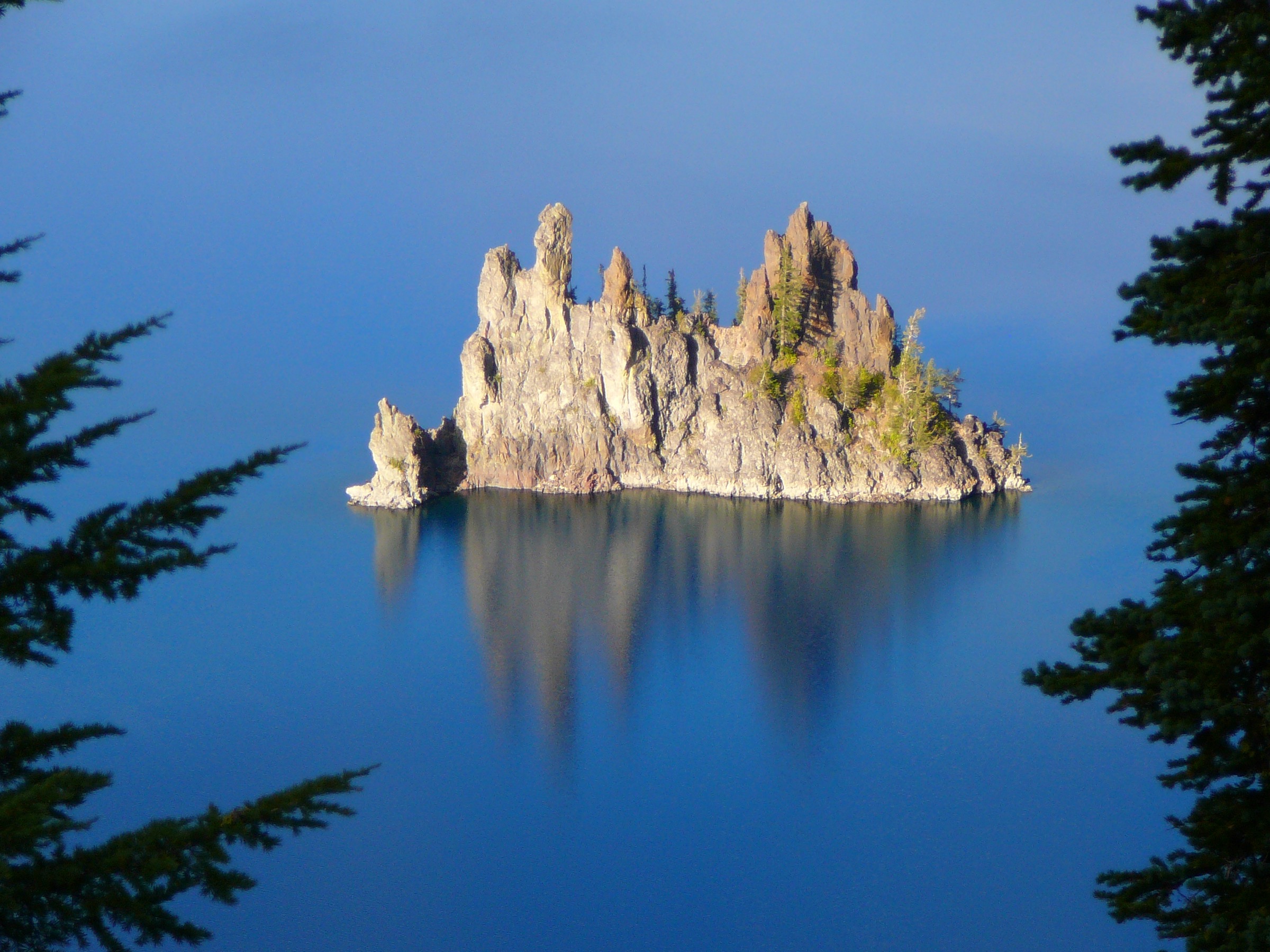Le Phantom Ship vu depuis le sentier de Sun Notch sur le pourtour sud de Crater Lake