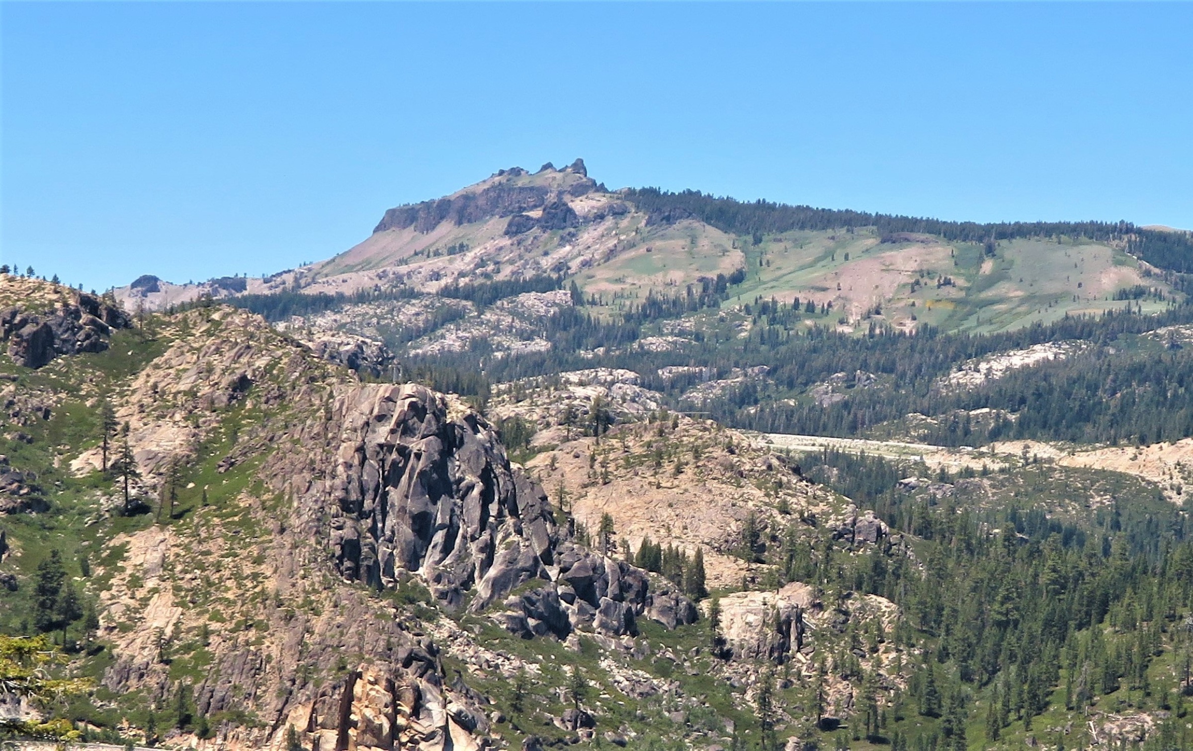 Castle Peak près de Donner Summit, versant sud-sud-est, Tahoe National Forest, Californie
