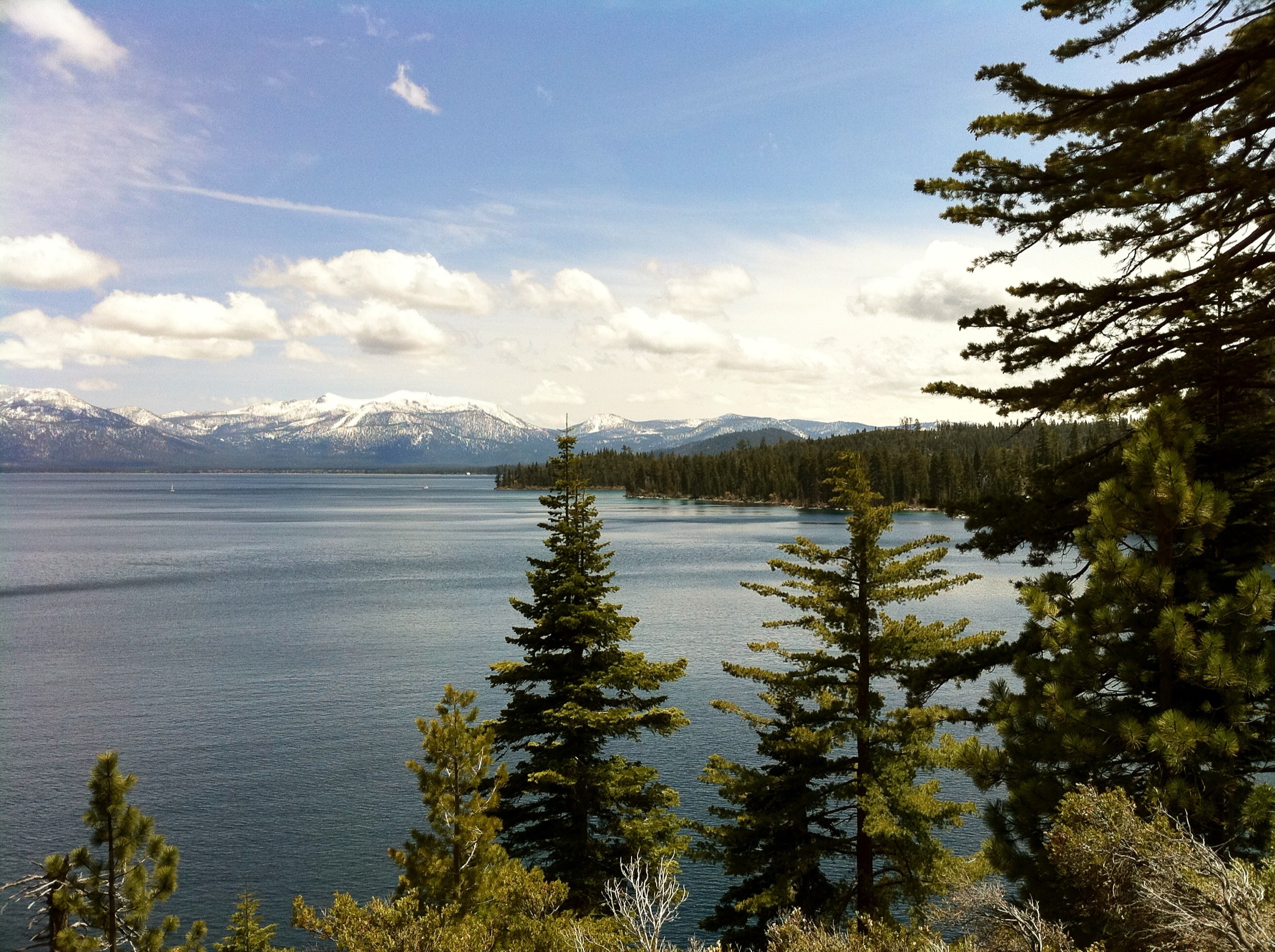 Le Rubicon Trail le long de la rive ouest du lac Tahoe, Californie