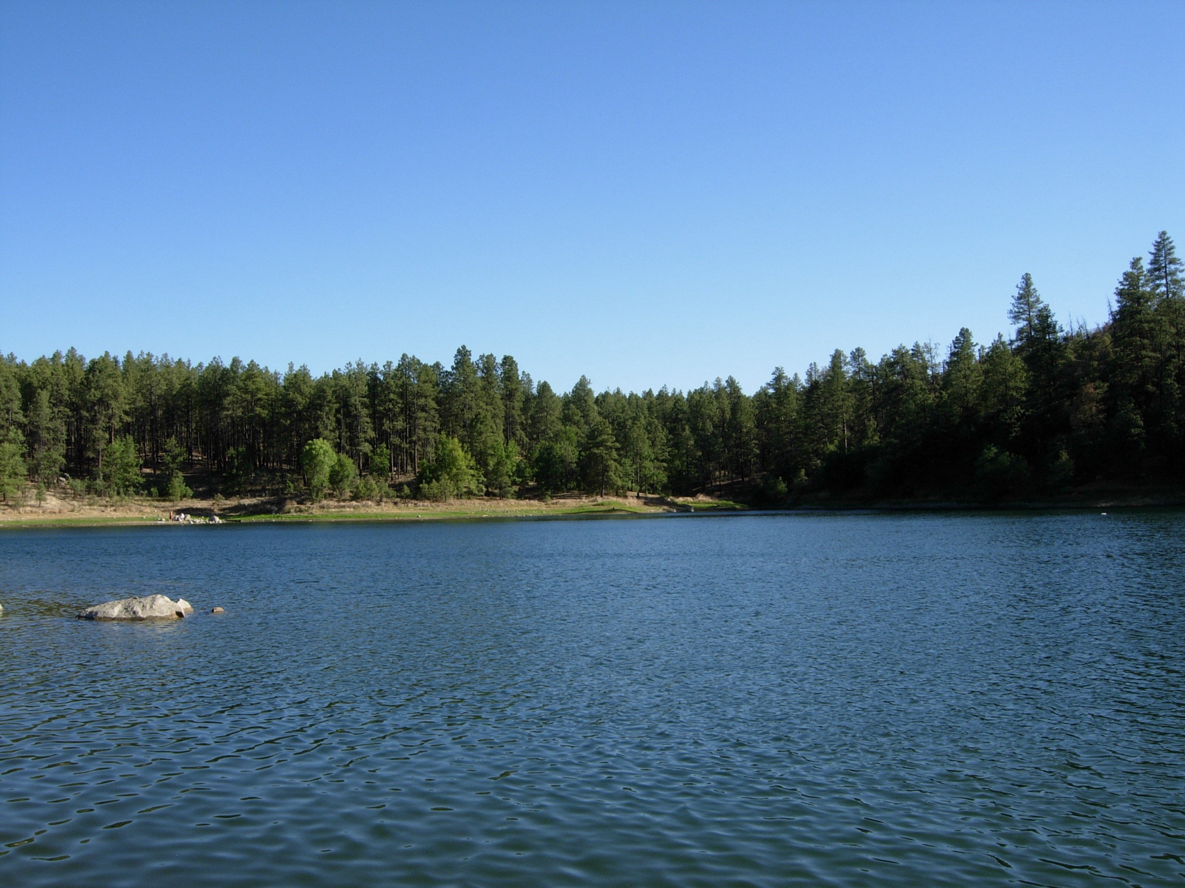 Goldwater Lake au sud de Prescott, Arizona, dans la forêt de pins ponderosa