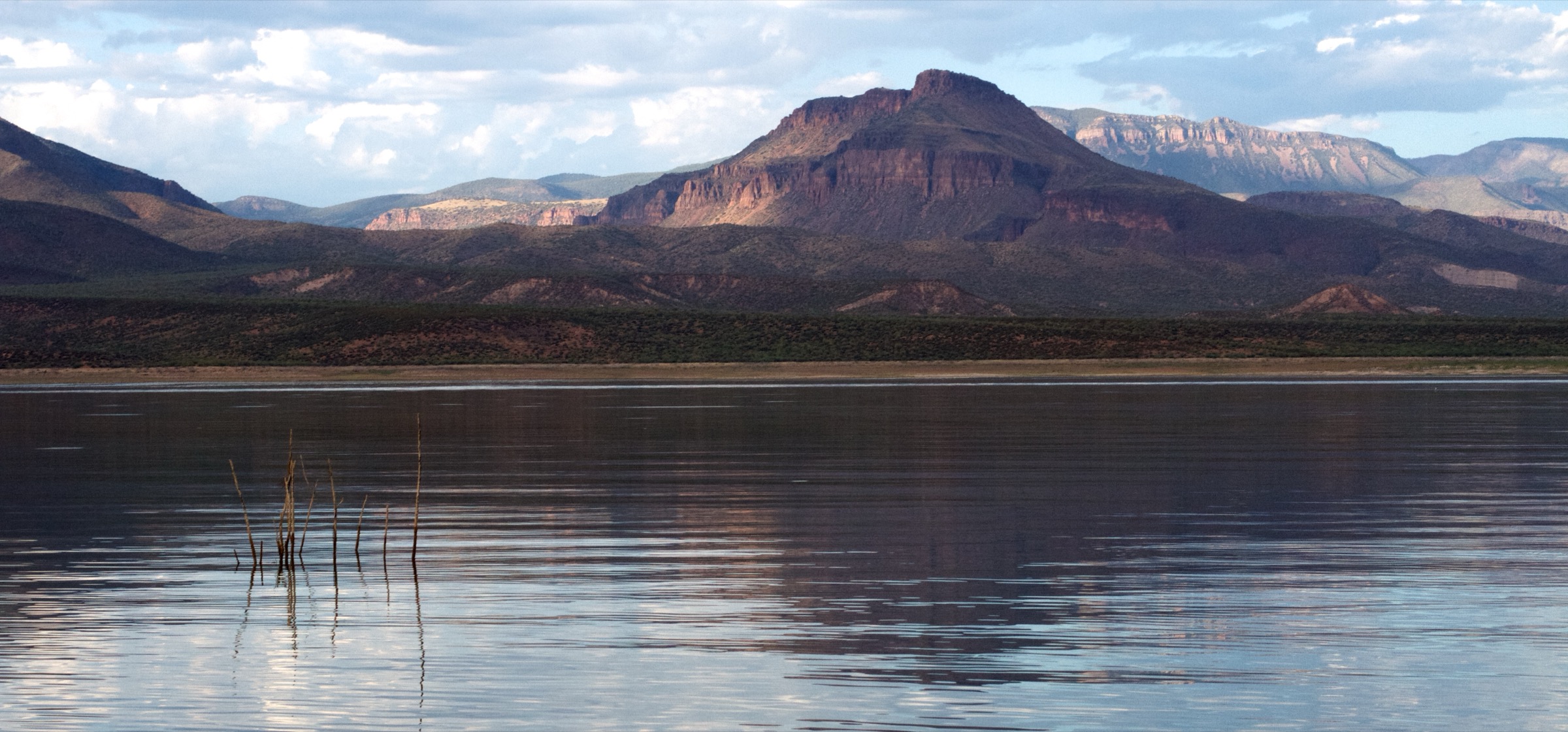 Roosevelt Lake au pied de la Sierra Ancha, Tonto National Forest, Arizona
