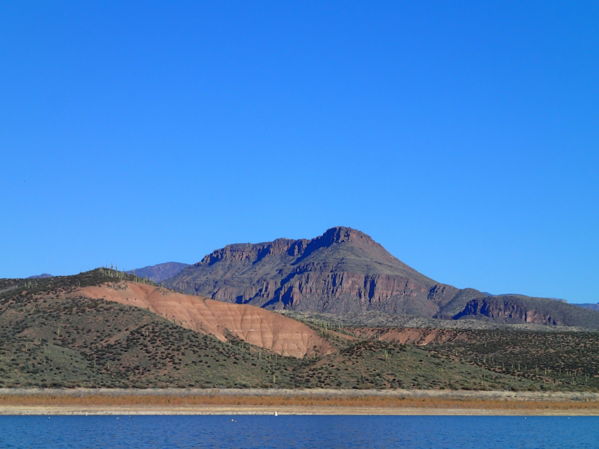 La rim de la Sierra Ancha vue depuis Roosevelt Lake, centre de l'Arizona