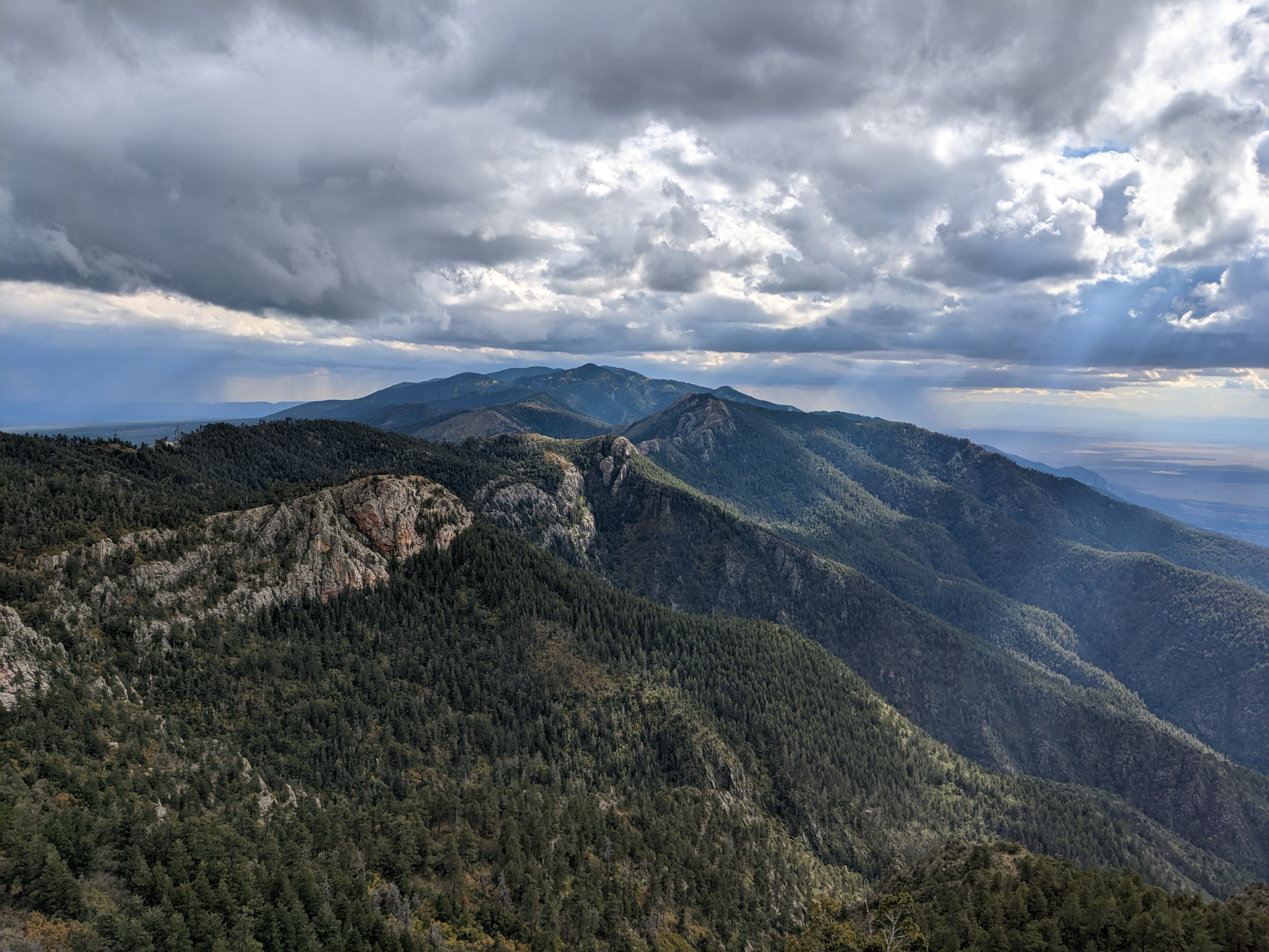 Vue vers le sud le long des Manzano Mountains depuis le Gavilan Trail, avec Osha Peak, Gallo Peak et Manzano Peak visibles à l'horizon