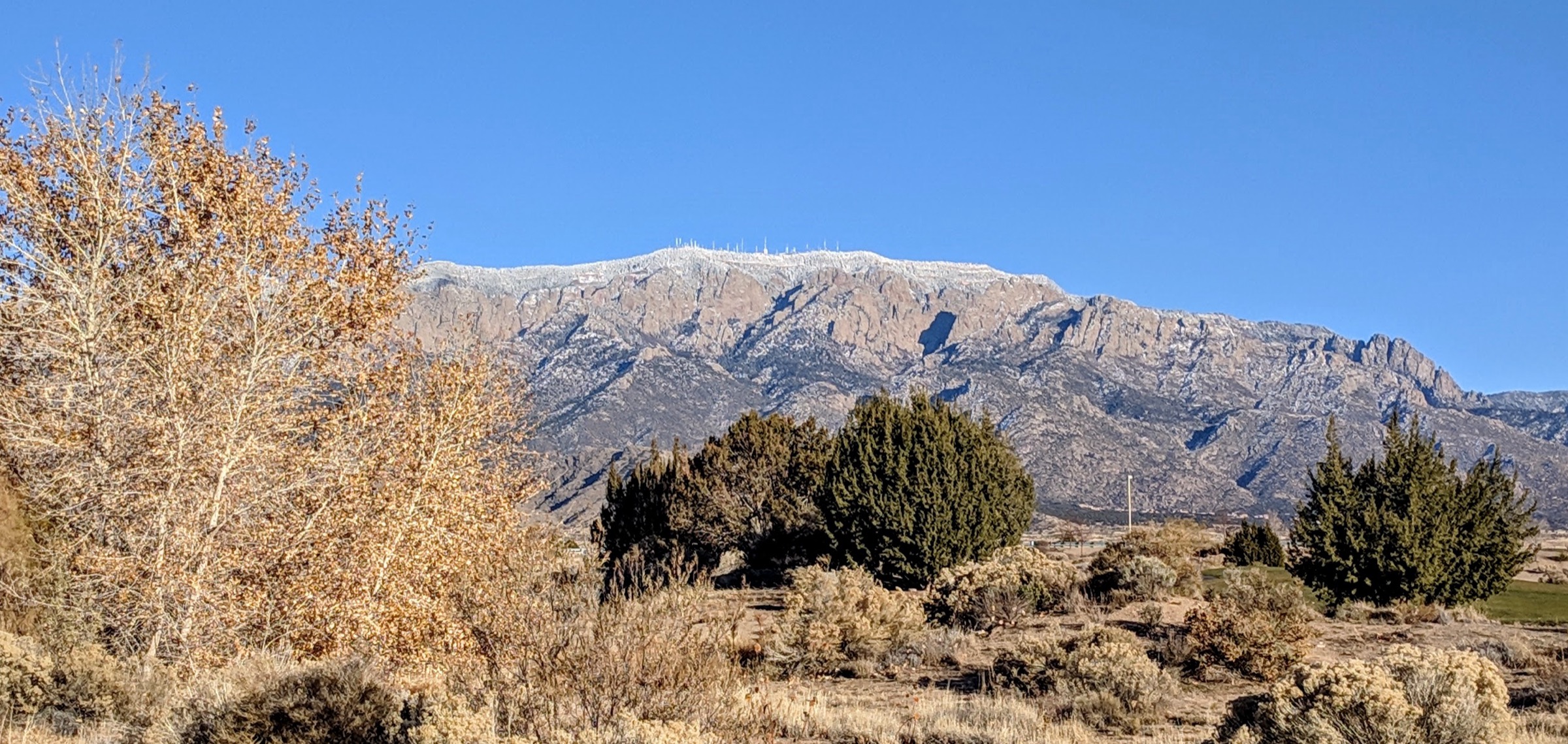 La Sandia Crest avec un voile de neige, vue depuis le versant d'Albuquerque