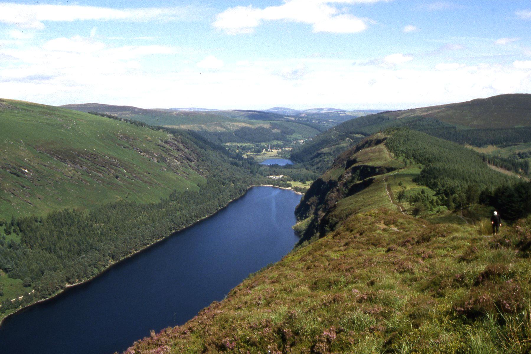 Vue vers l'est le long du Spinc avec Upper Lake, Glendalough