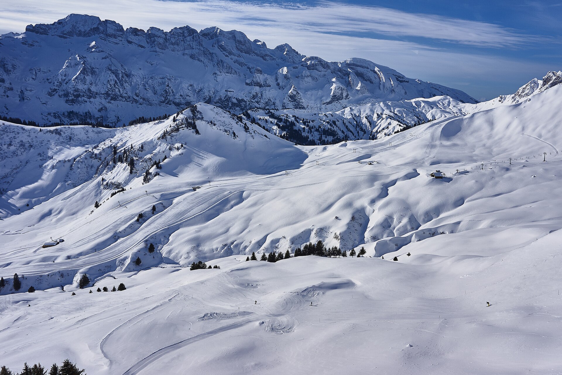 Snow-covered slopes and mountain peaks at Les Crosets in the Portes du Soleil