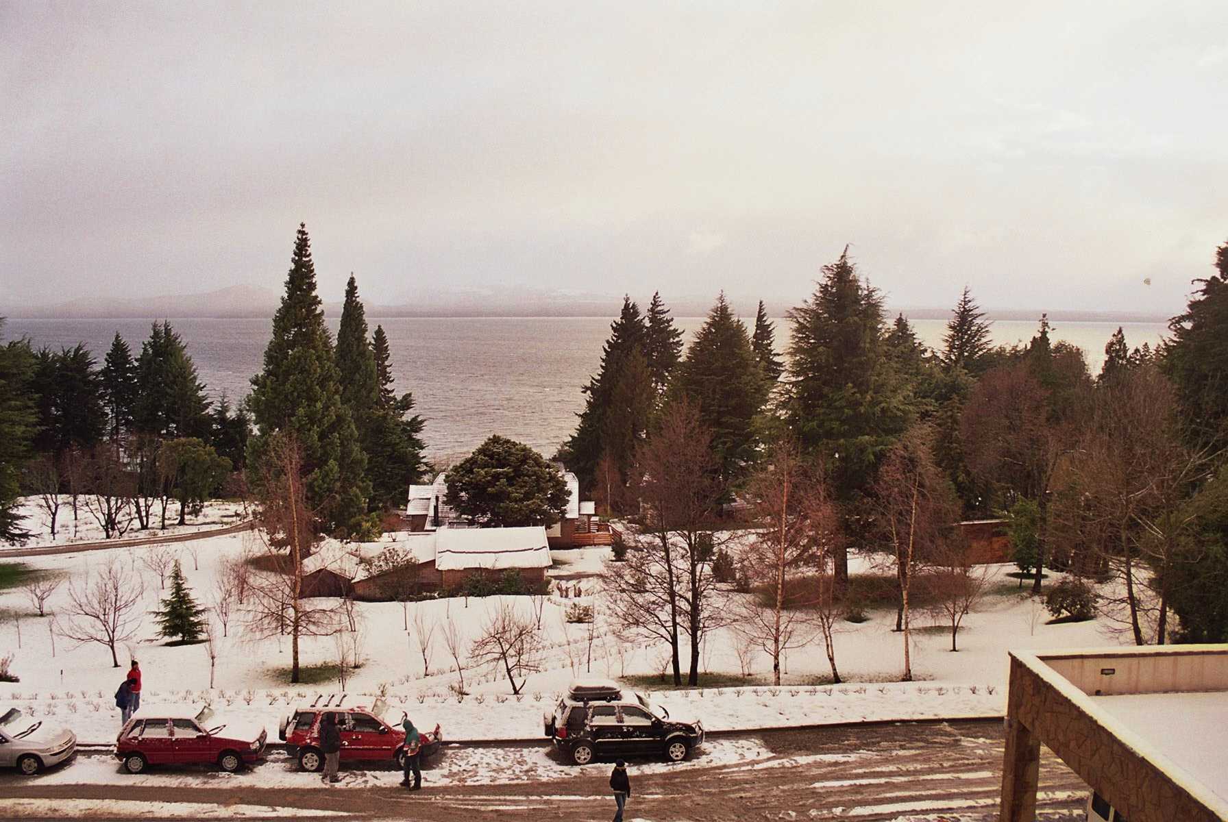 Arbres et maisons enneigés au bord du lac Nahuel Huapi à Bariloche