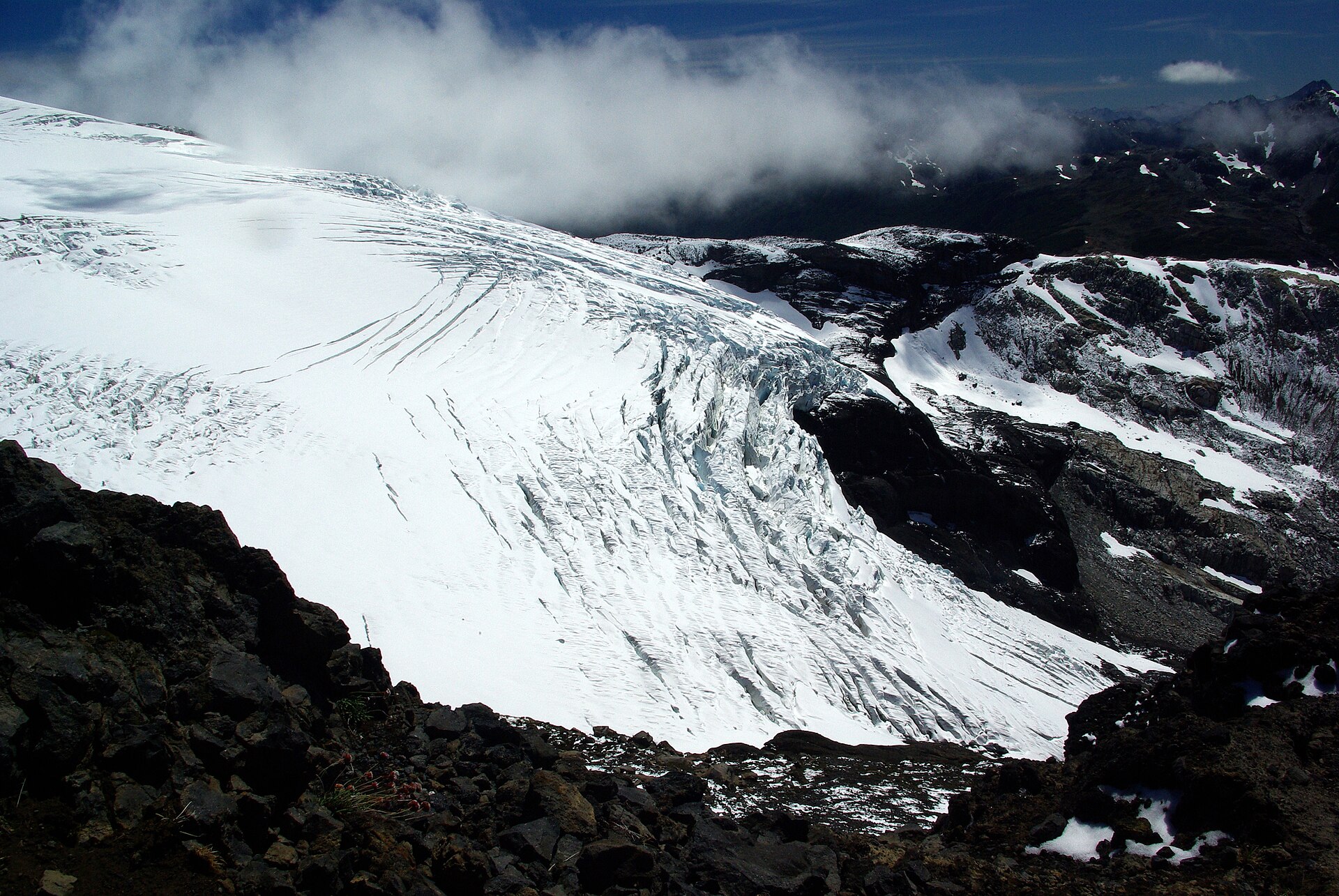 Le glacier Alerce crevassé et les champs de neige du Cerro Tronador sous les nuages