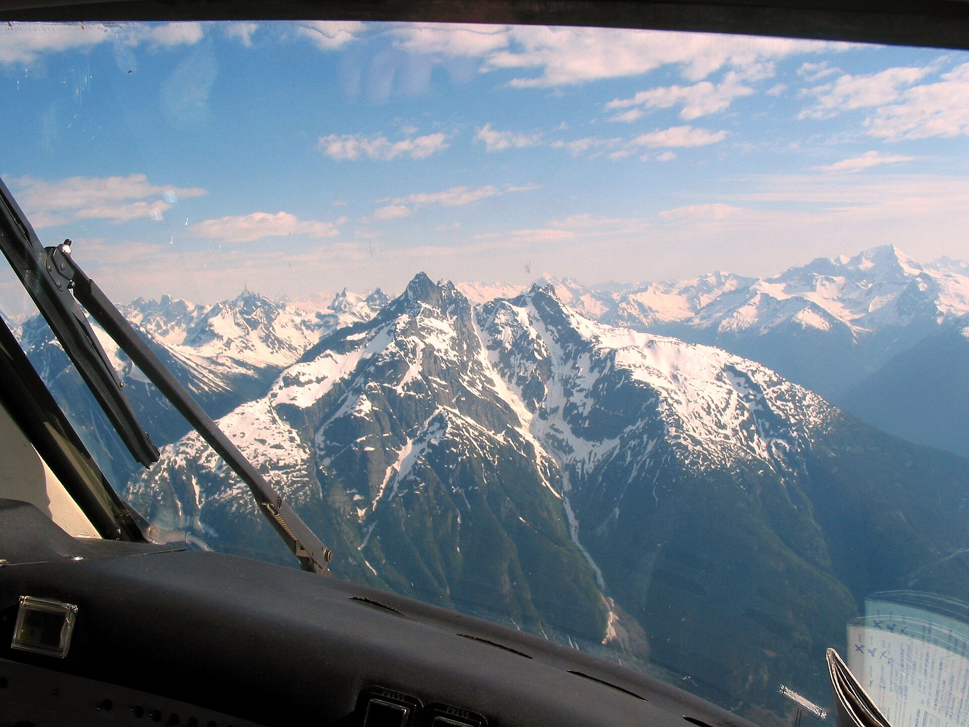 Les montagnes enneigées de la chaîne Côtière vues depuis un avion en approche de Bella Coola