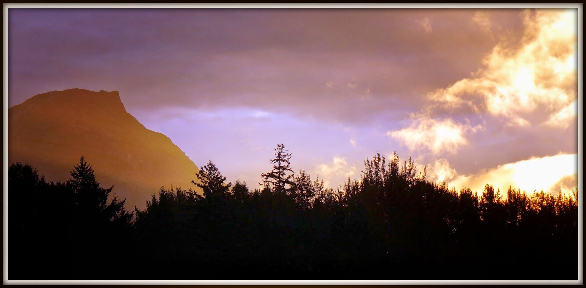 La lumière du couchant perçant les nuages au-dessus de la vallée de Bella Coola