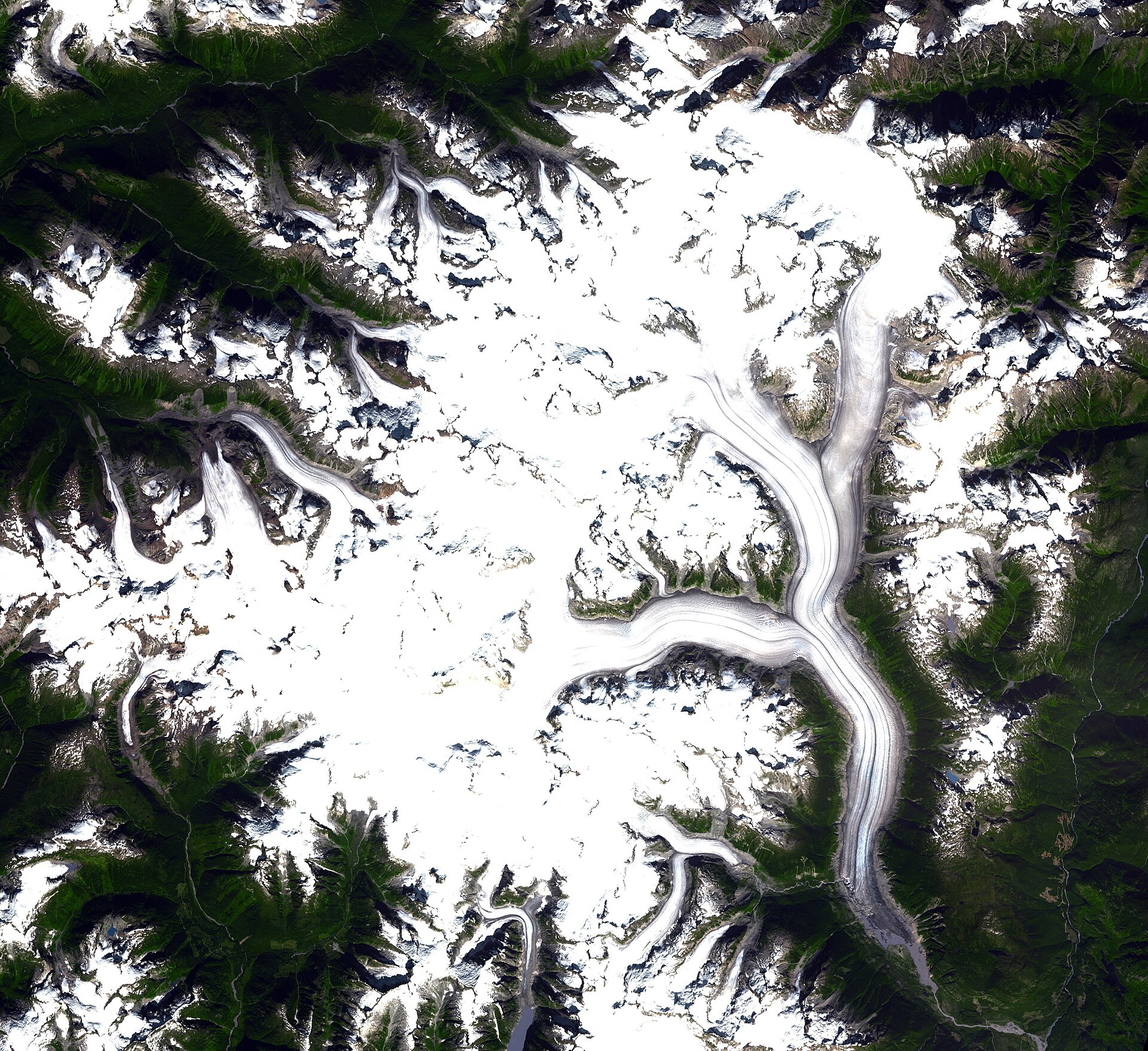 Vue aérienne du champ de glace Ha-Iltzuk, fortement englacé