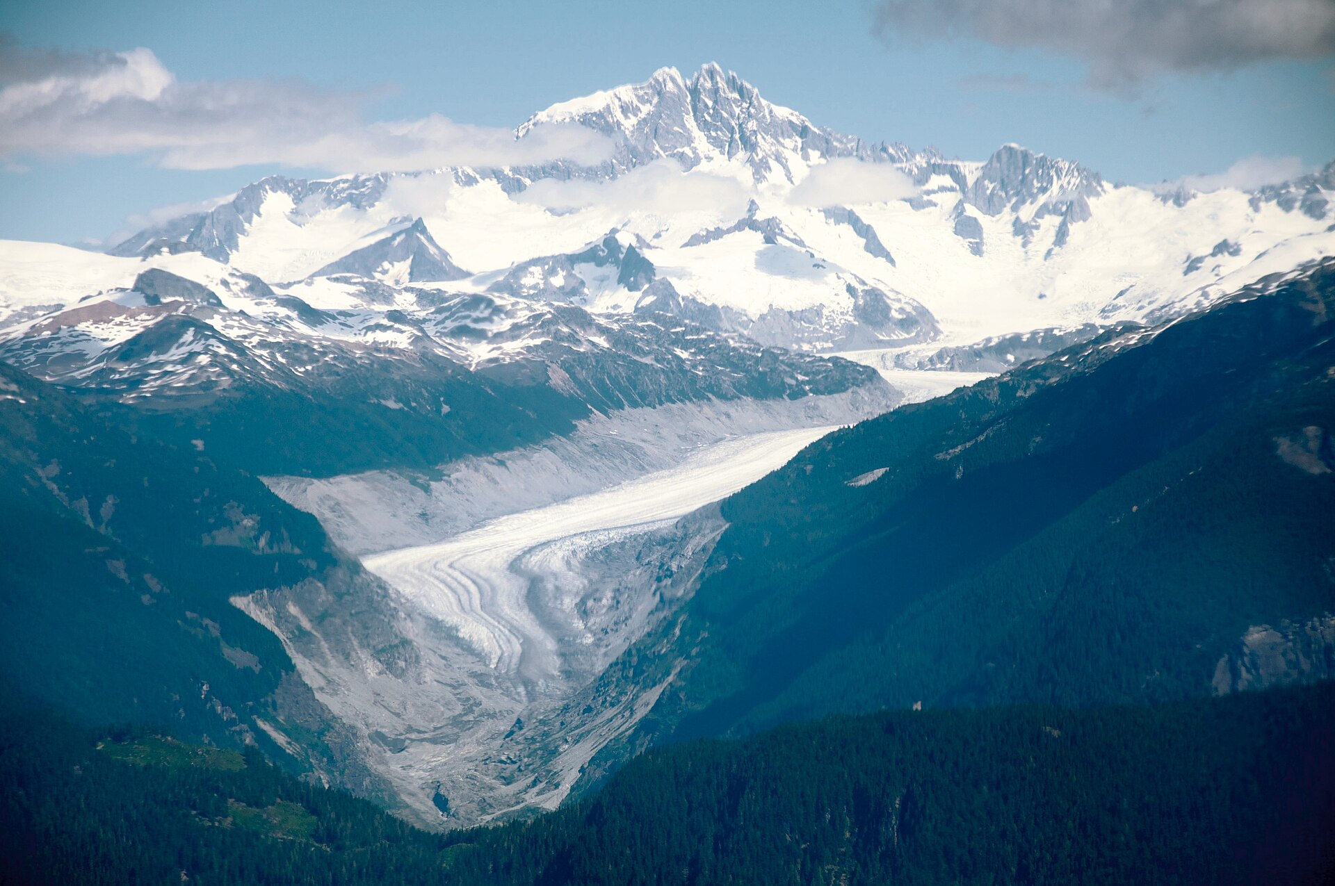 Vue aérienne du mont Waddington et du glacier Franklin