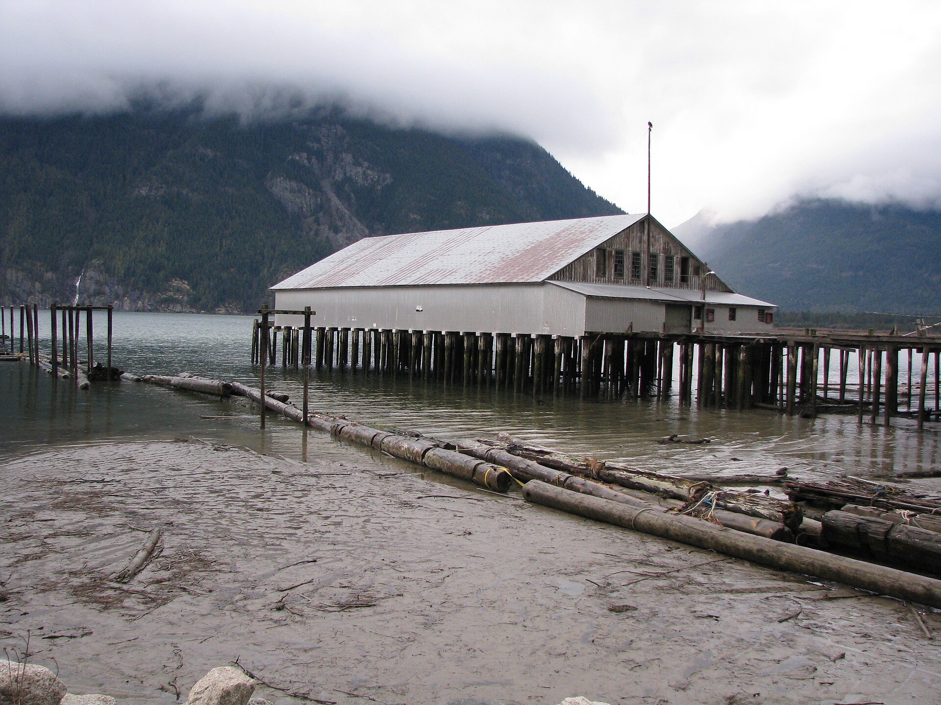 Un hangar à bateaux dressé dans l'estuaire de Bella Coola