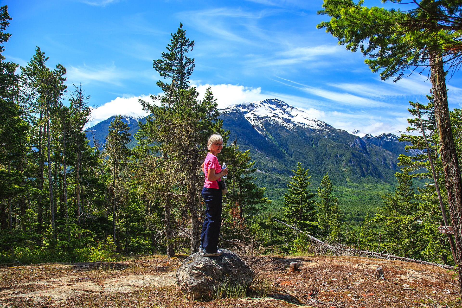 Un randonneur sur le sentier de Lost Lake, près de Hagensborg, dans la vallée de Bella Coola