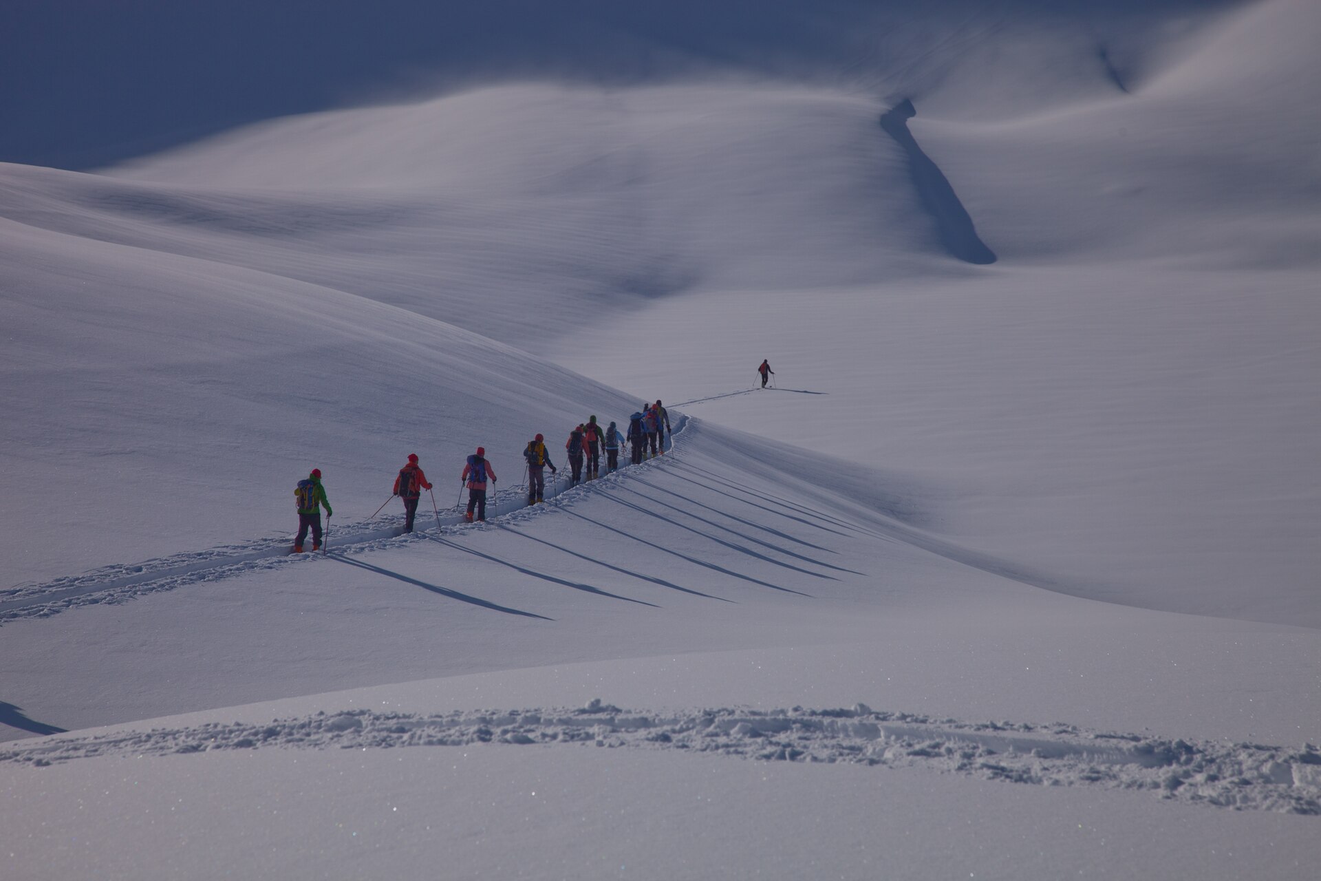 Des skieurs suivant une trace de montée vers un glacier, en Colombie-Britannique