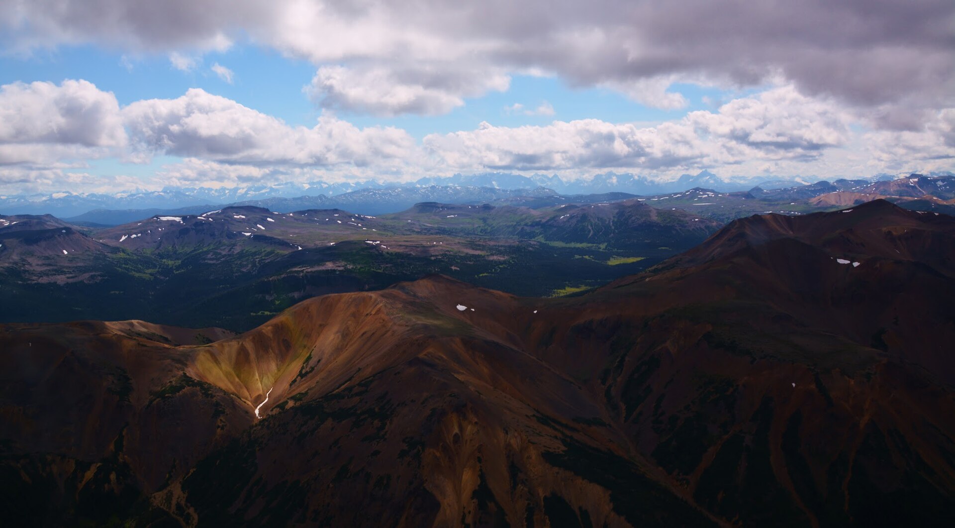 Vue aérienne des sommets arrondis et colorés de la Rainbow Range