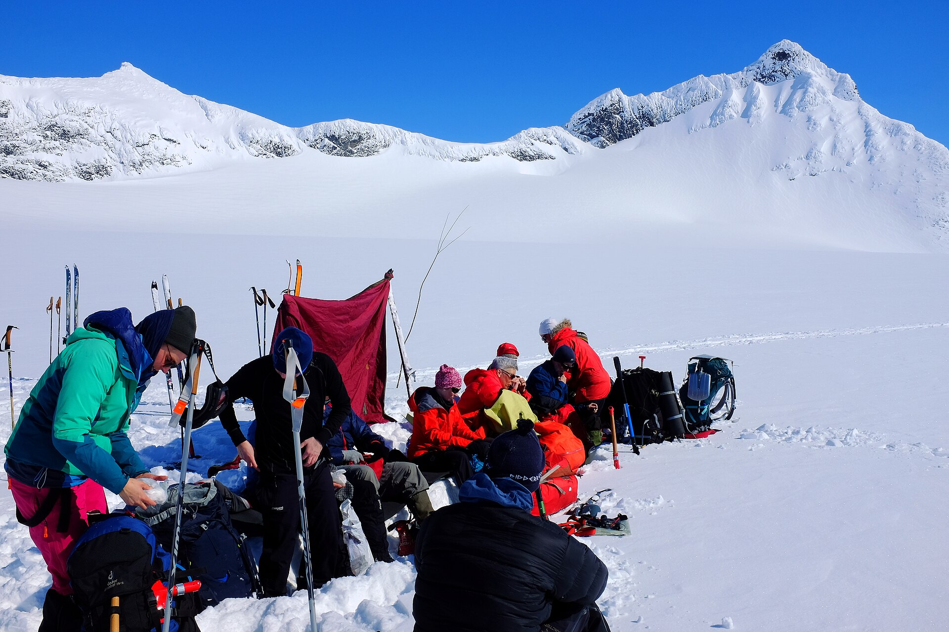 Ski tourers taking a break on Smørstabbrean below Storebjørn