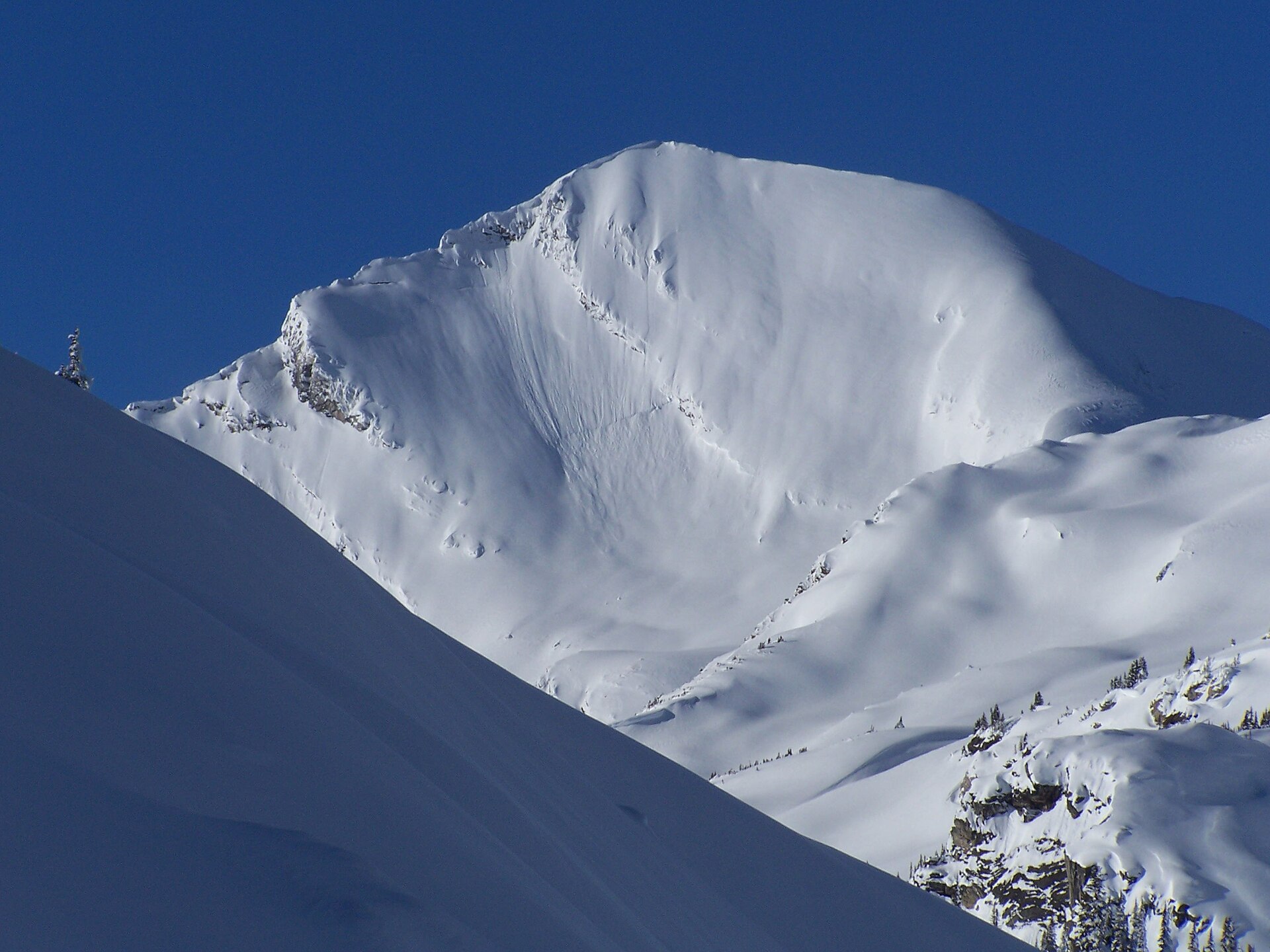 Le Catamount Peak sous la neige d'hiver, dans le parc national des Glaciers