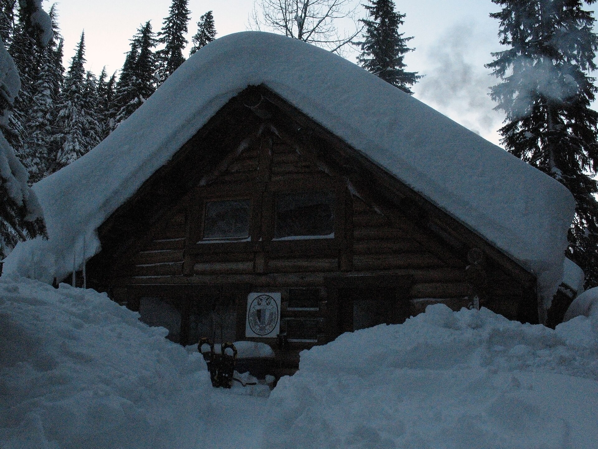 Le refuge historique A.O. Wheeler enseveli sous la neige d'hiver