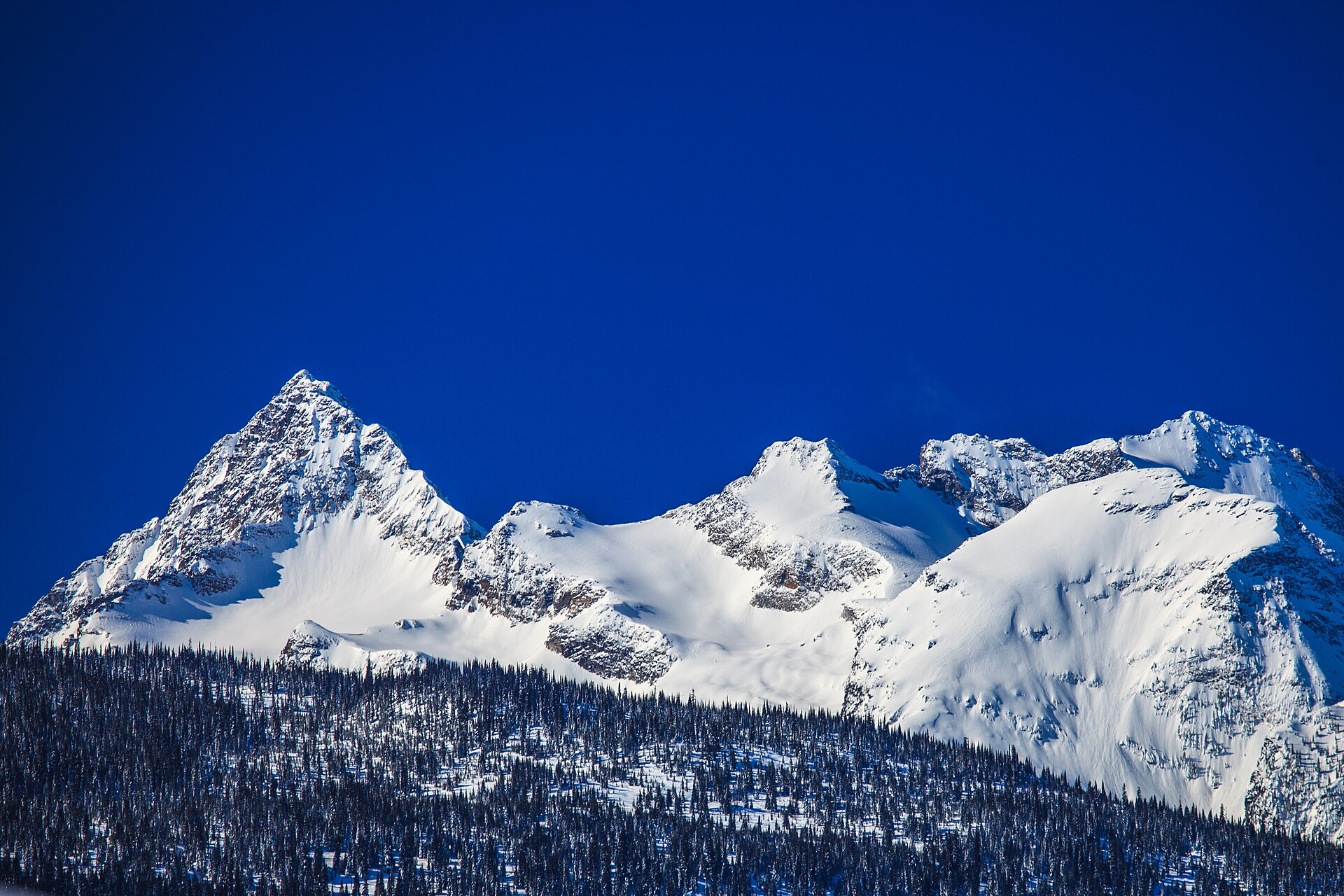 Le groupe enneigé de l'Odin et du Thor, dans les monts Monashee de Colombie-Britannique