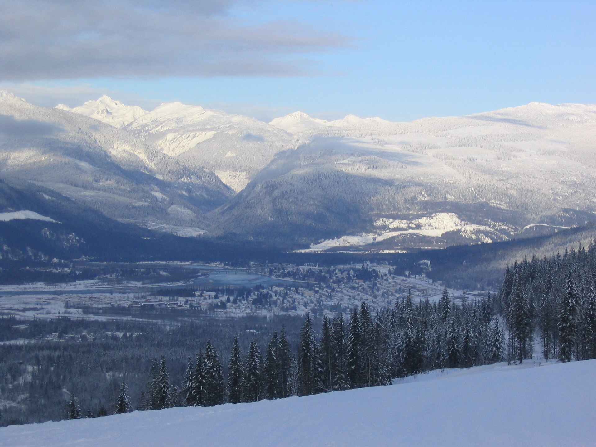 Revelstoke et les montagnes environnantes sous la neige d'hiver