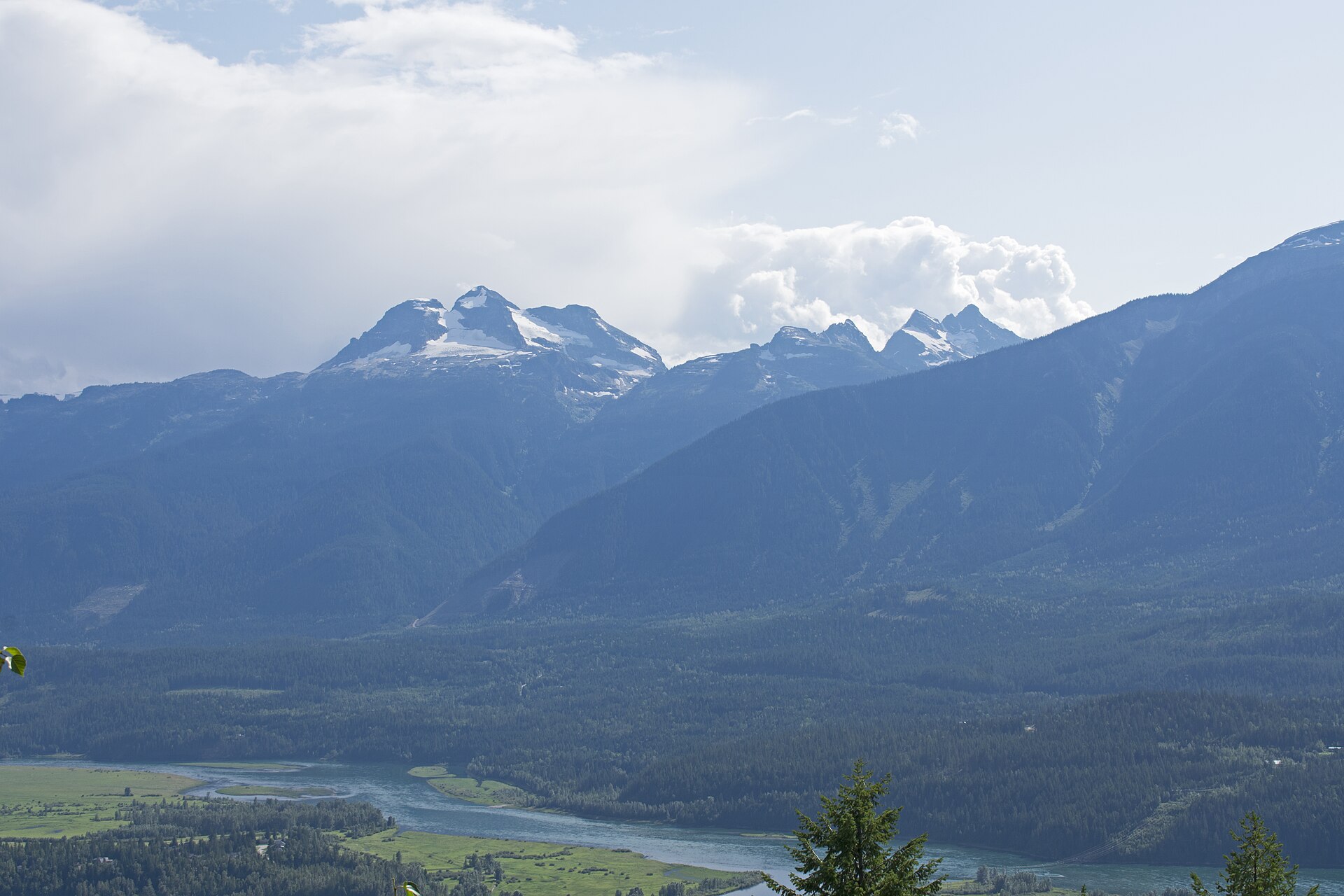 Le mont Begbie et le fleuve Columbia vus depuis le mont Revelstoke