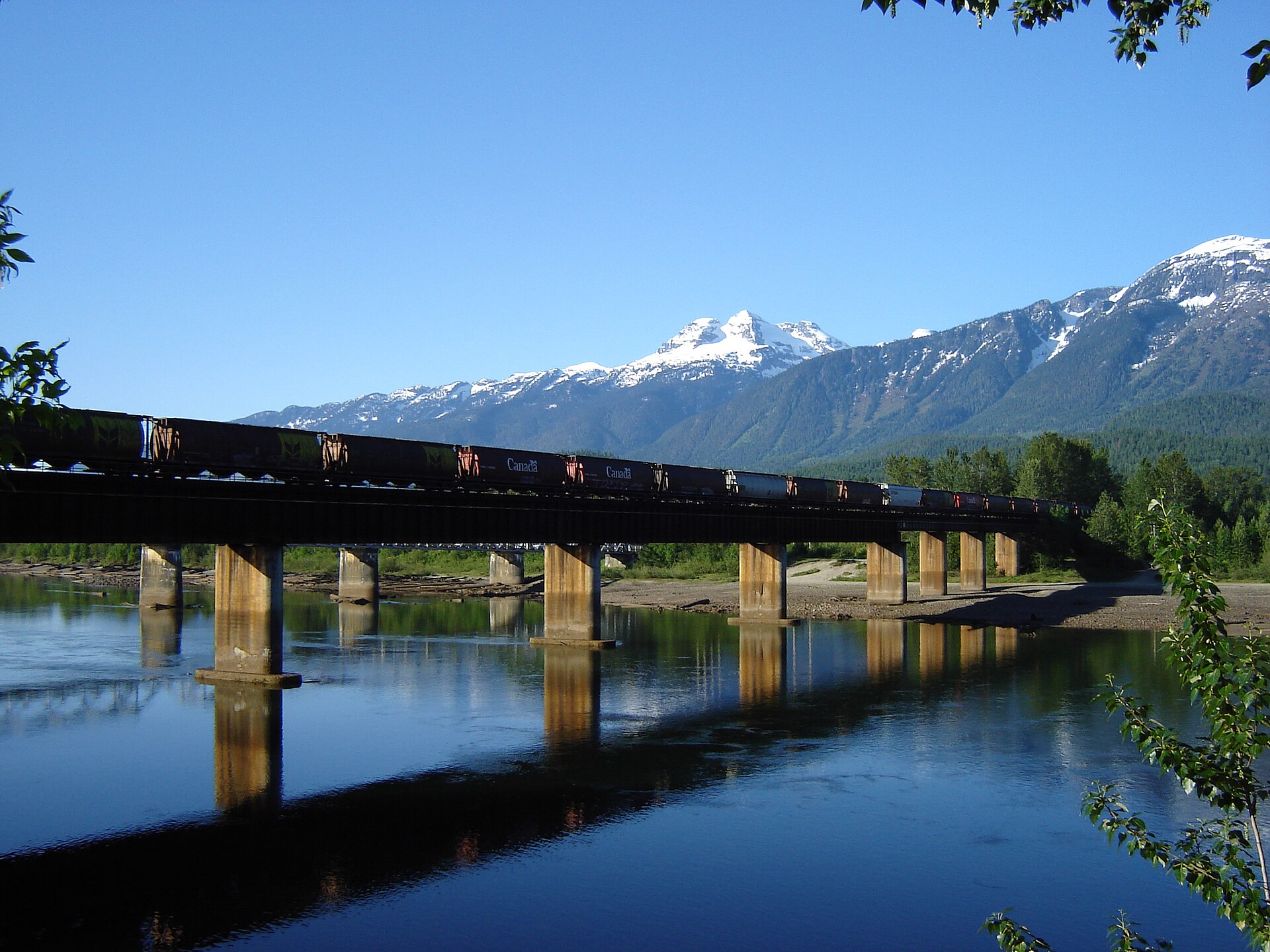 Un train de marchandises franchissant le fleuve Columbia à Revelstoke