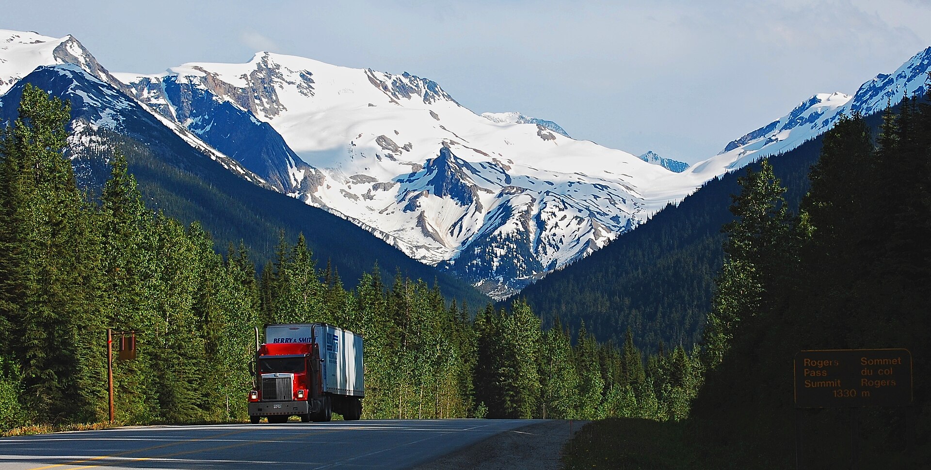 Vue panoramique vers le sud depuis le Rogers Pass, en direction du Youngs Peak