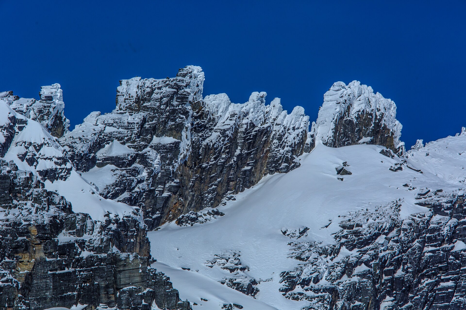 Falaises givrées et couloirs neigeux sur le mont Tupper, près du Rogers Pass