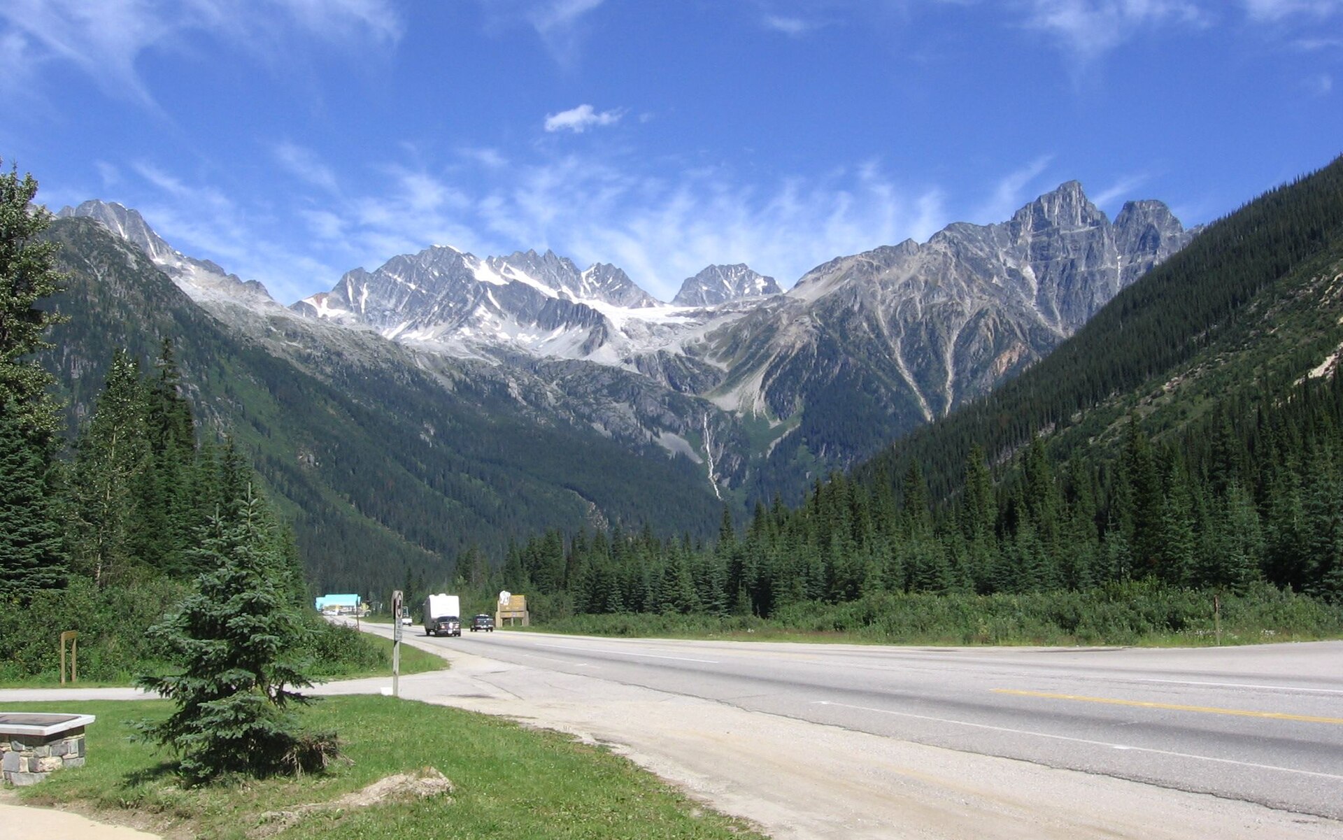 La Hermit Range s'élevant au-dessus du Rogers Pass, en Colombie-Britannique