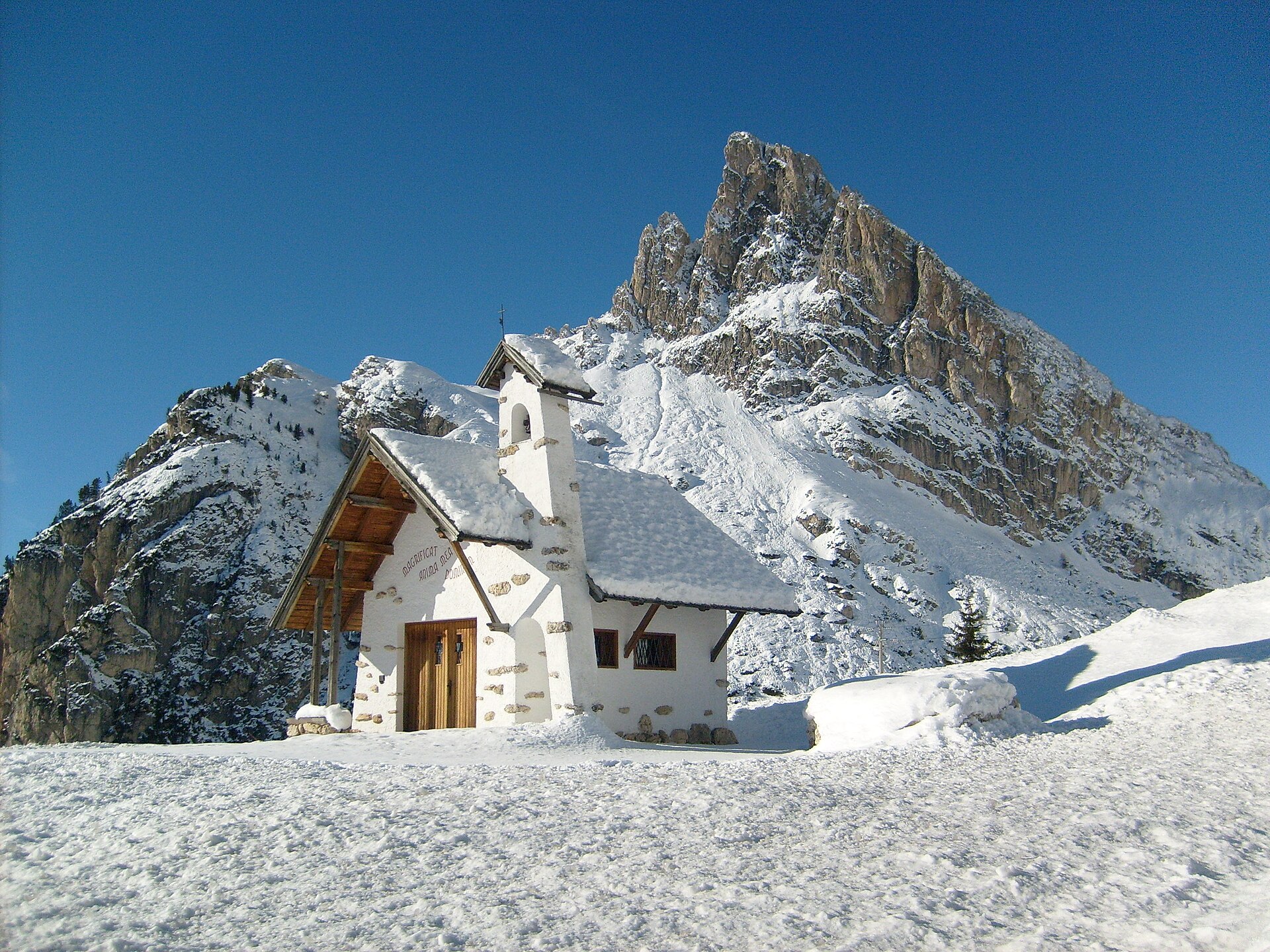Le Passo Falzarego sous la neige, dans les Dolomites d'Ampezzo
