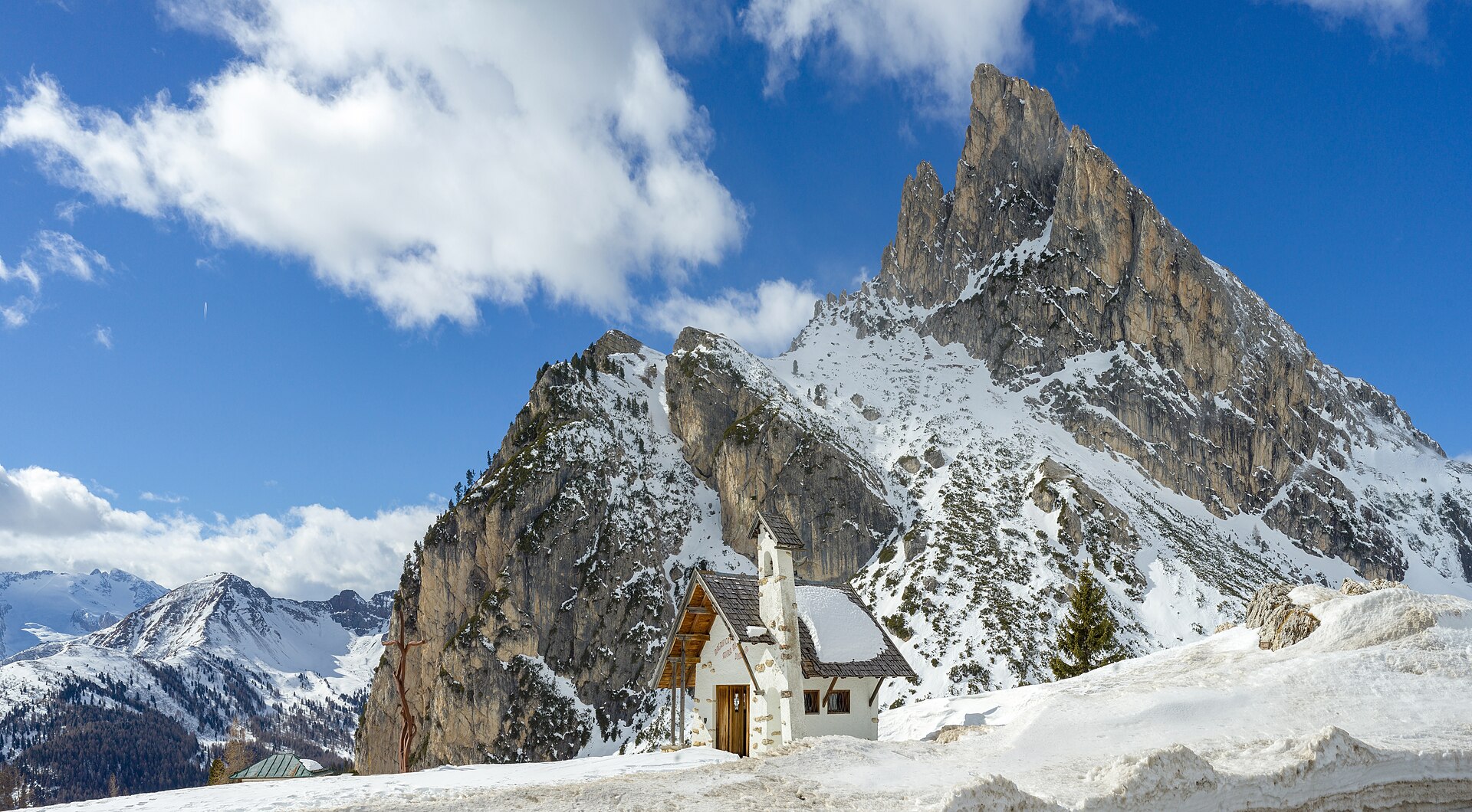 La chapelle du Passo Falzarego au pied du Sass de Stria enneigé