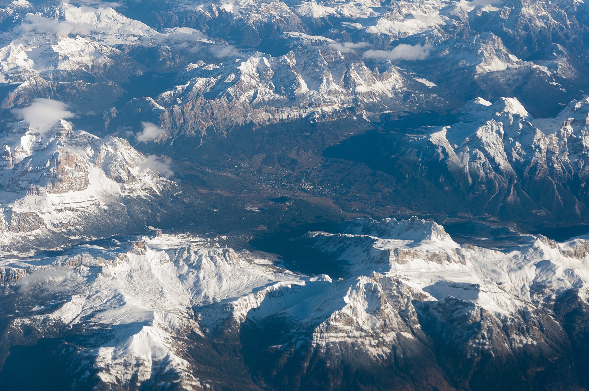 Vue aérienne hivernale des Dolomites enneigées, dans la province de Belluno
