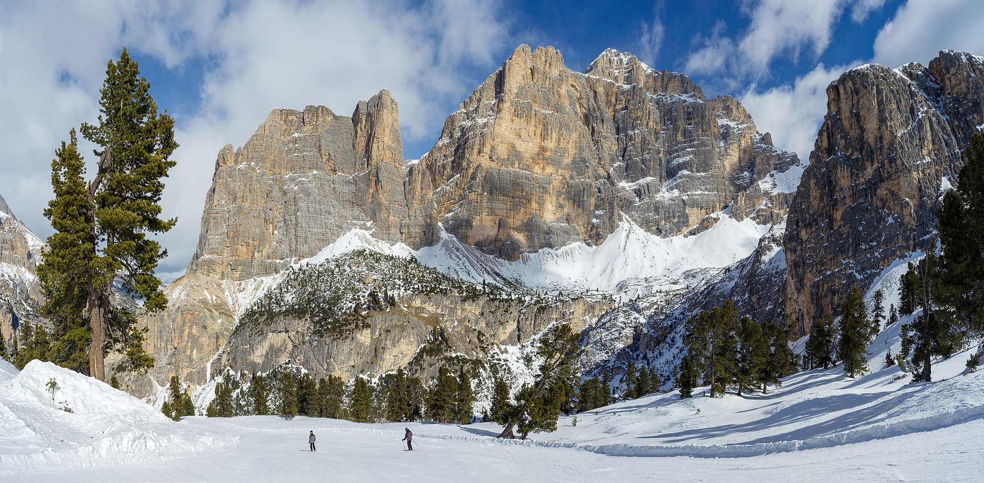 Des skieurs au pied du Piza Scotoni et du Piza Fanes de Medo, en Val Badia