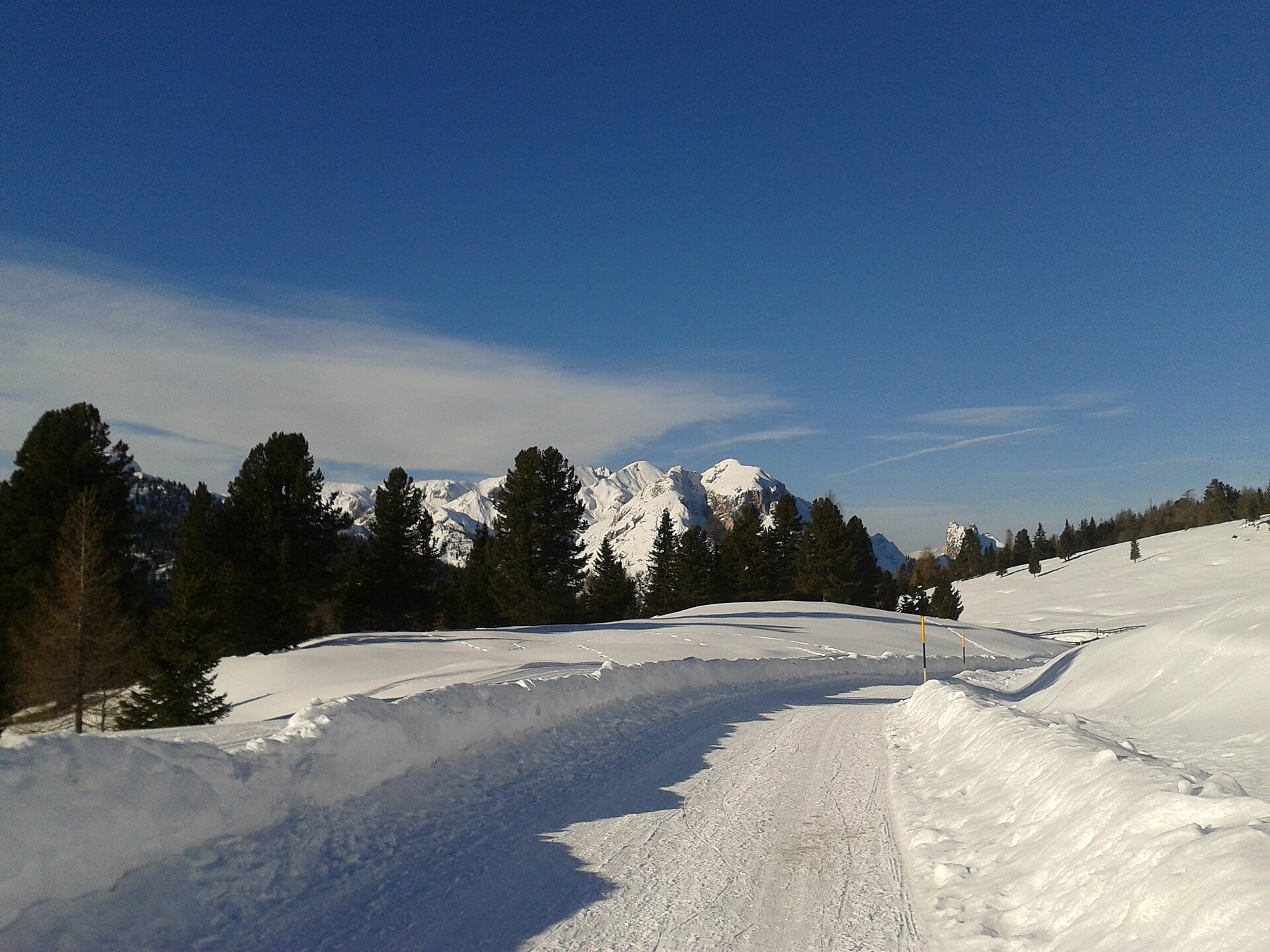 Le vaste plateau enneigé de Prato Piazza, dans les Dolomites de Braies