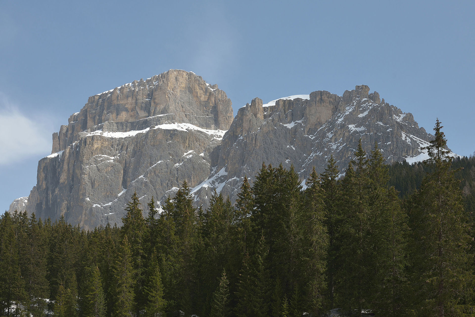 Le Sass Pordoi et le groupe du Sella sous la neige de printemps