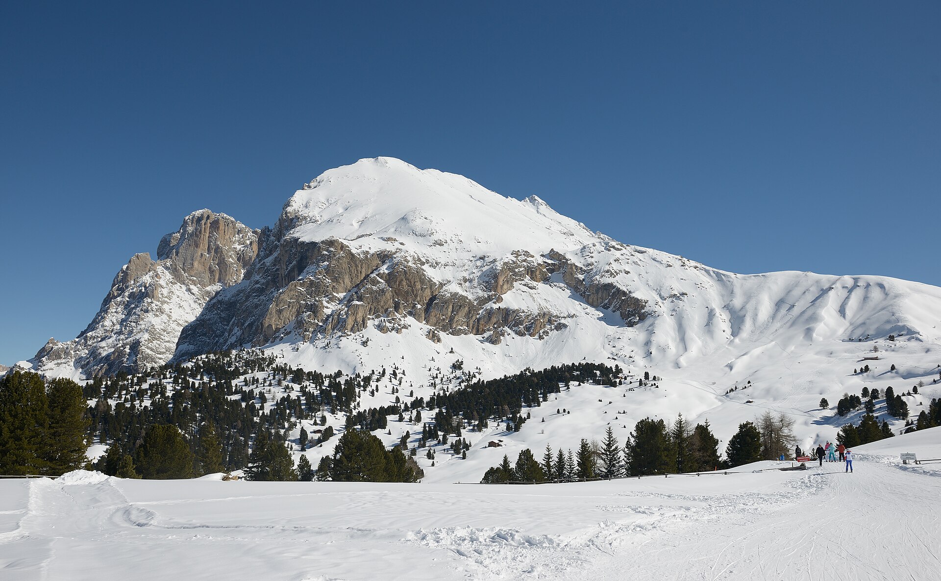 Le Plattkofel et le groupe du Sassolungo couverts de neige d'hiver