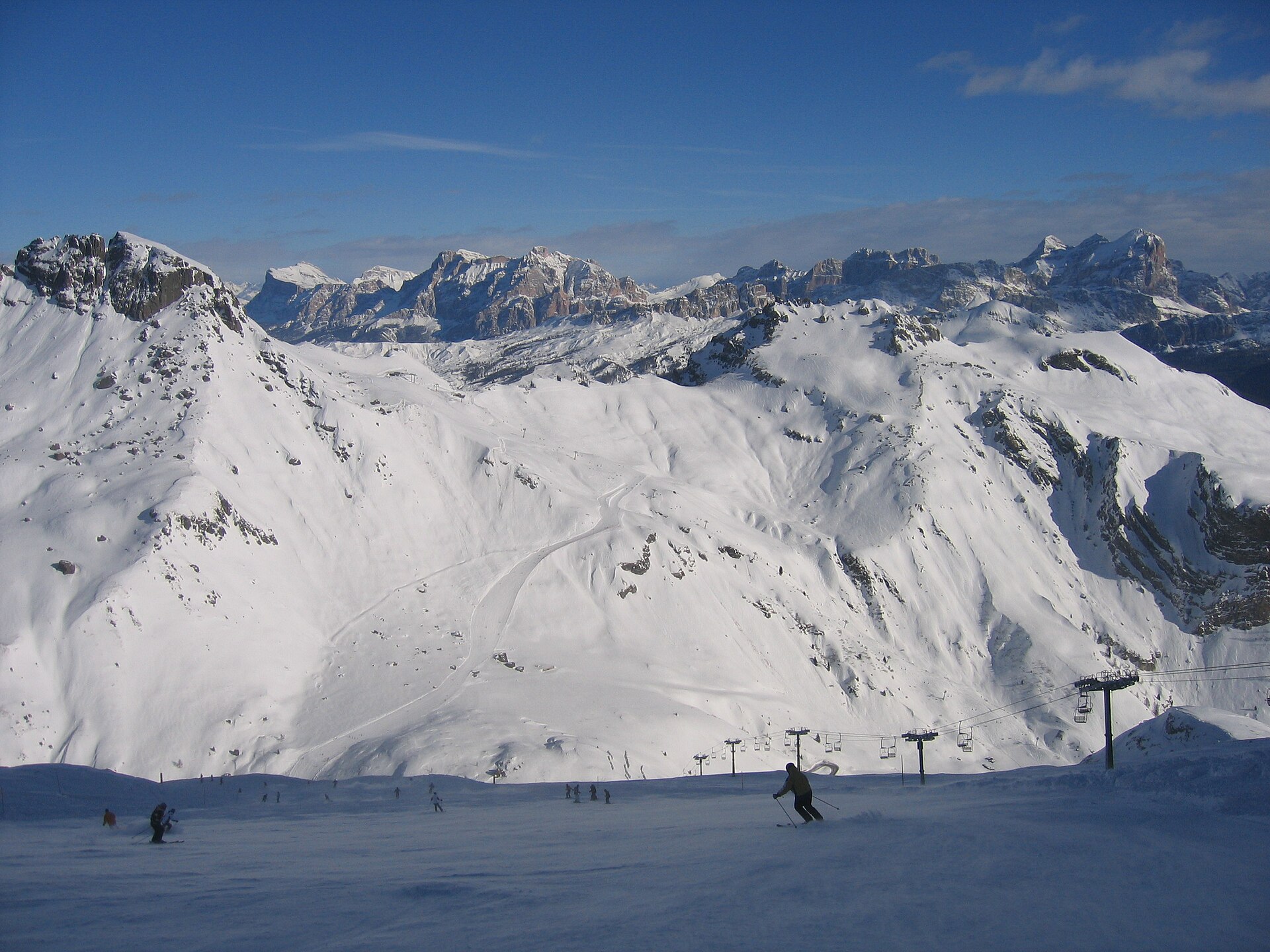 Vue hivernale sur les chaînes enneigées des Dolomites depuis la Punta Rocca, sur la Marmolada