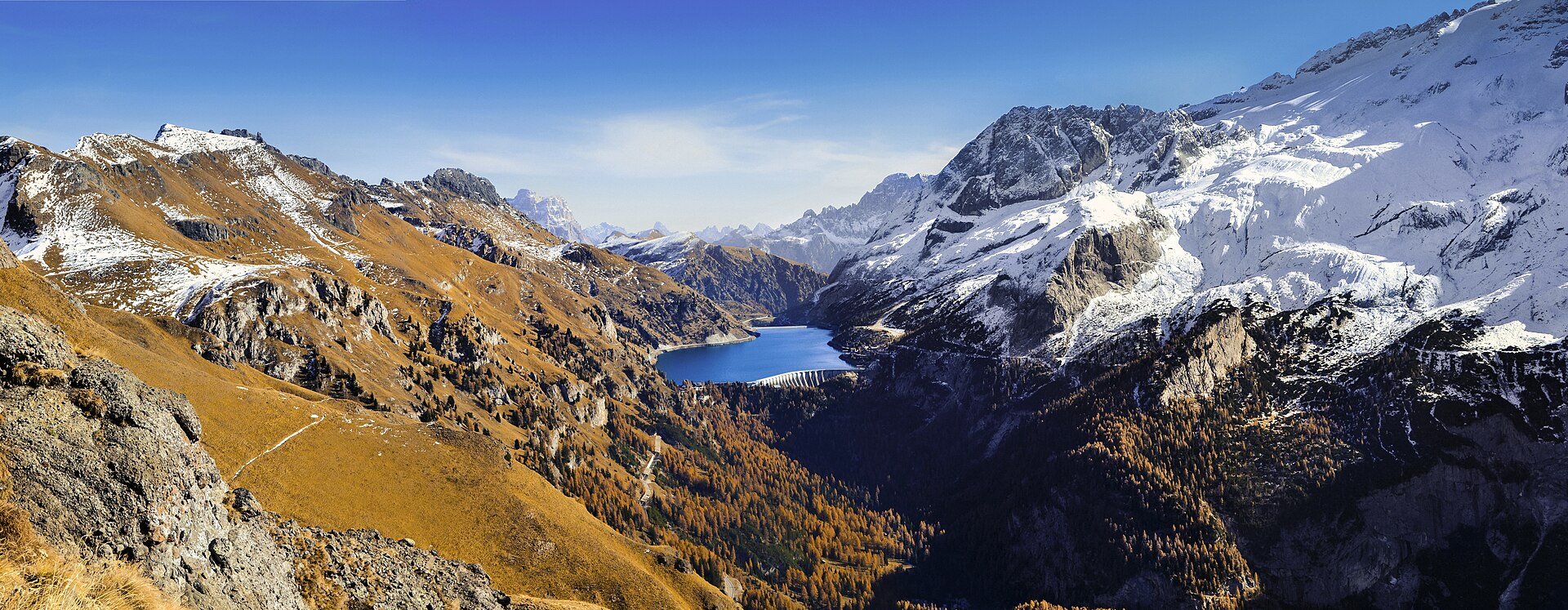 Les premières neiges d'hiver sur la Marmolada, au-dessus du lac de Fedaia et de la crête du Padon