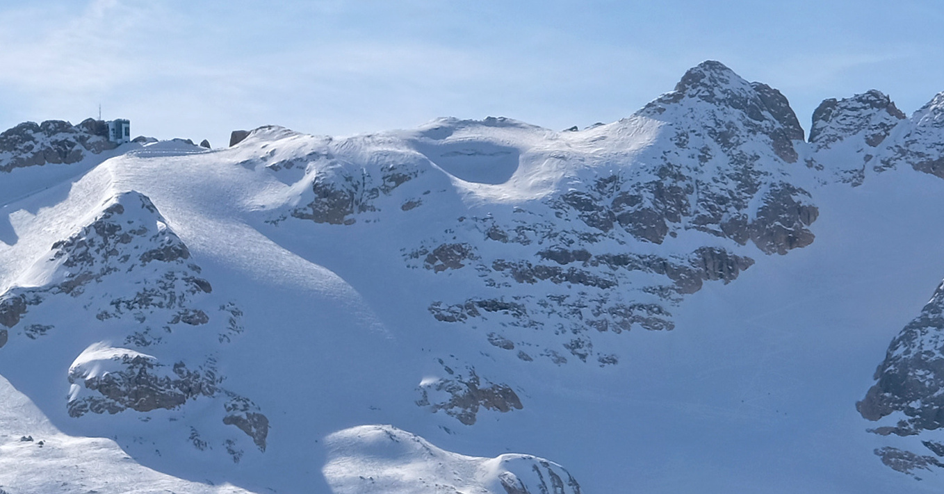Le glacier de la Marmolada, la Punta Rocca et le Pian dei Fiacconi sous la neige de février 2025