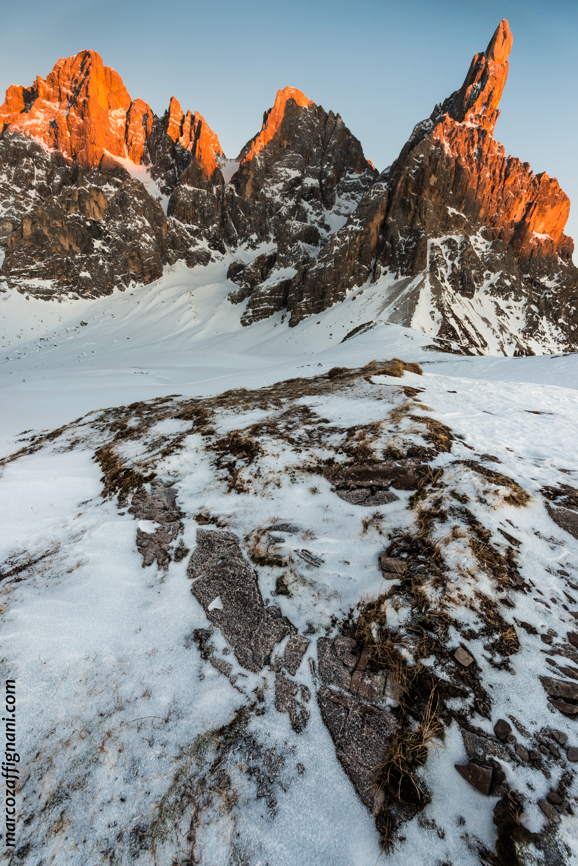 Les Pale di San Martino rougeoyant au-dessus du Passo Rolle par un soir d'hiver