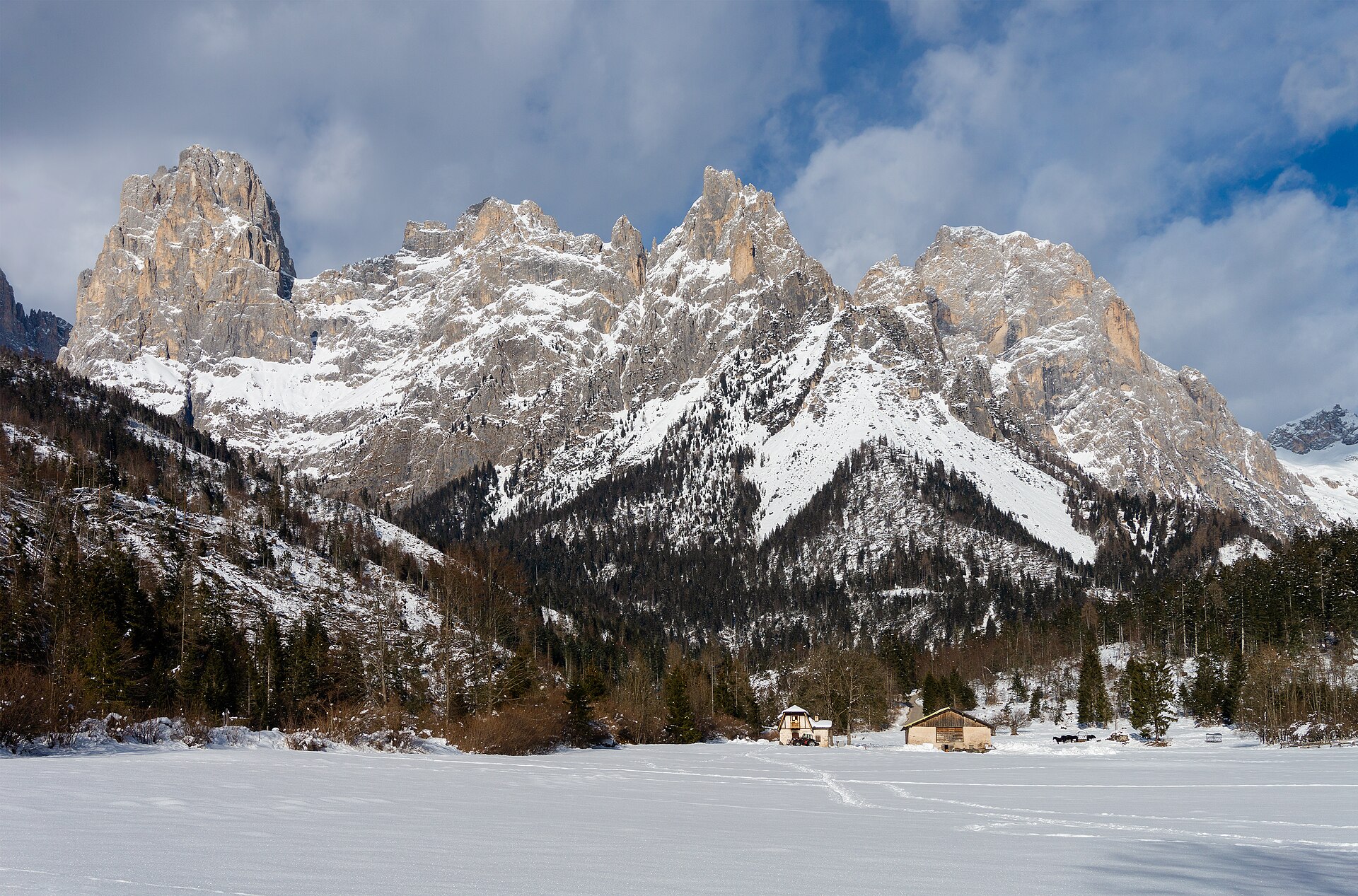 Les Pale di San Martino enneigées vues depuis le sentier des Muse Fedaie