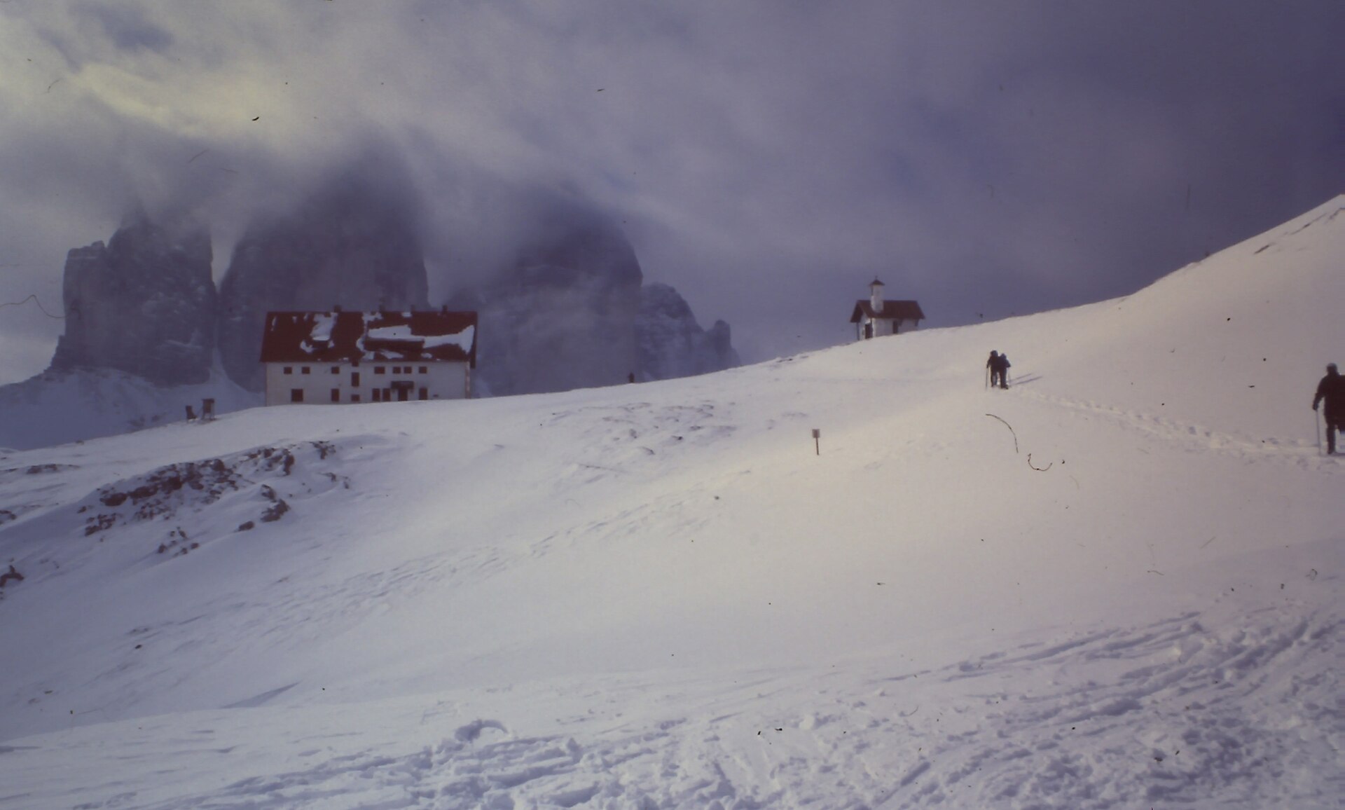 Les Tre Cime dans les nuages d'hiver, au-dessus du refuge Locatelli fermé