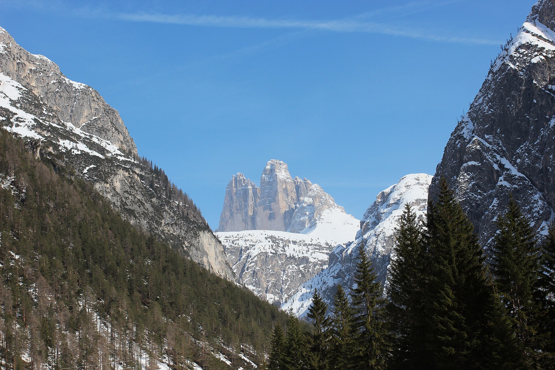 Les trois tours des Tre Cime au-dessus d'une large étendue de neige de printemps