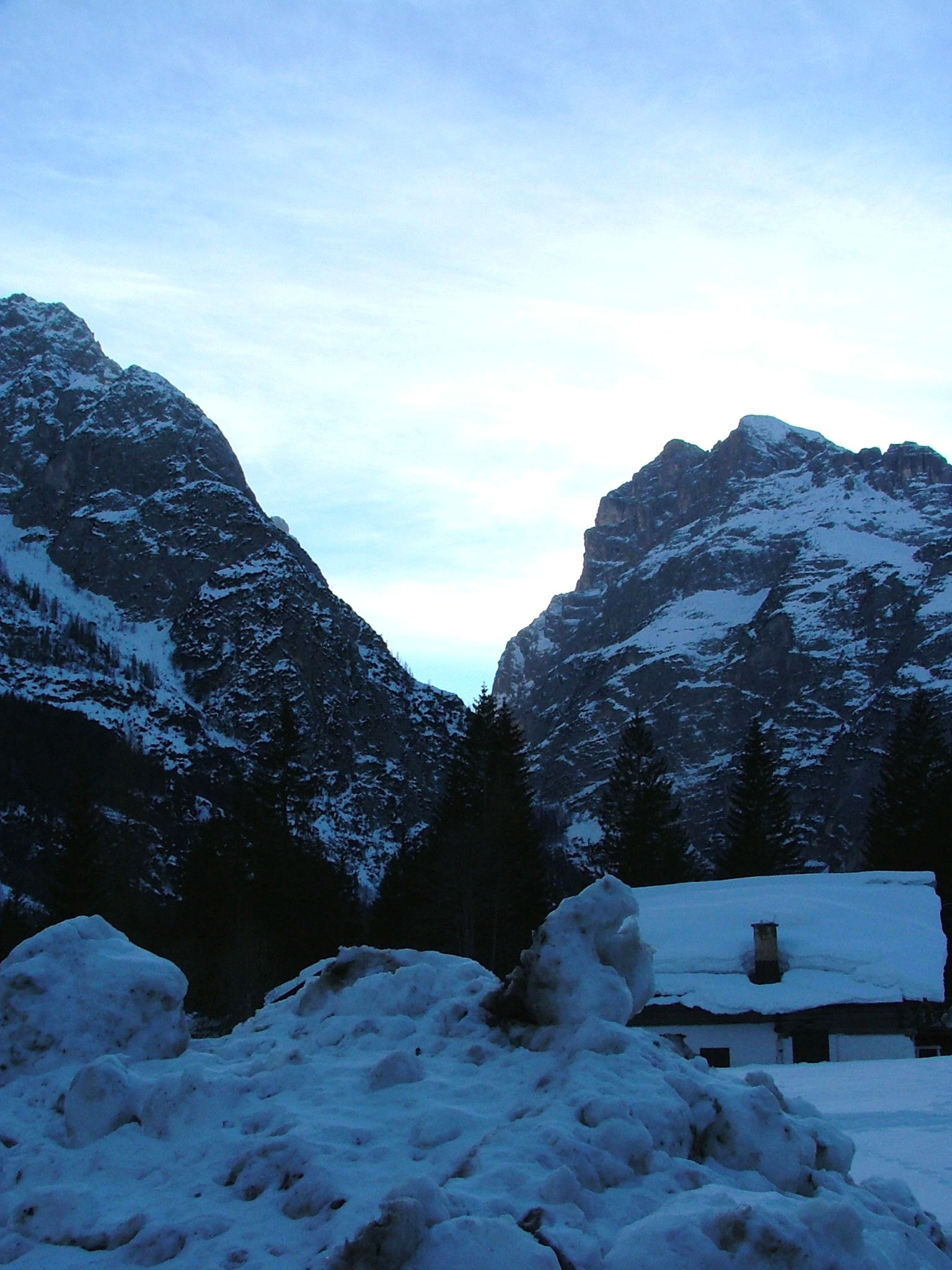 Les groupes des Marmarole et du Sorapiss couverts de neige d'hiver